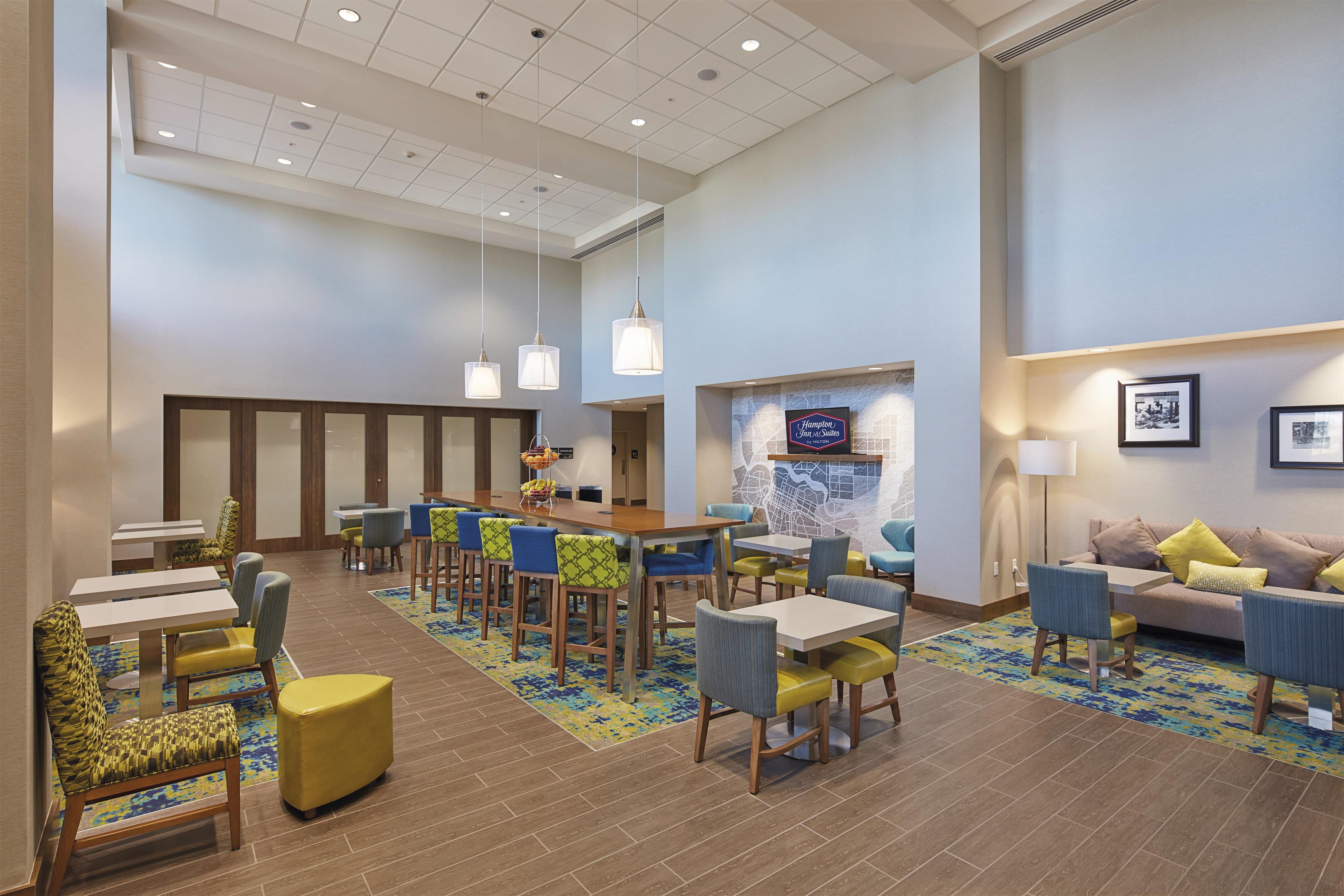 Lobby | Hampton Inn & Suites Sacramento at Csus