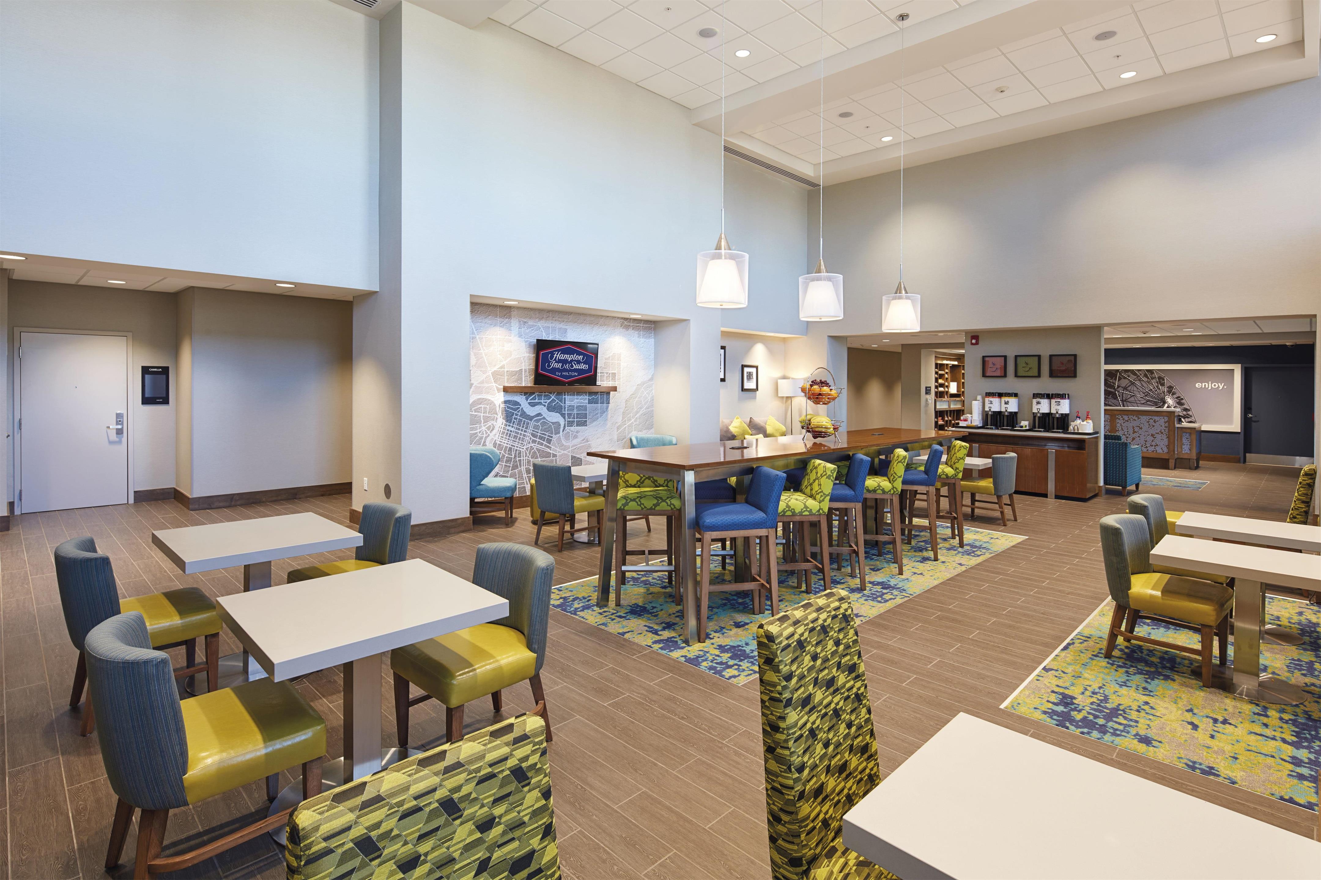 Lobby | Hampton Inn & Suites Sacramento at Csus