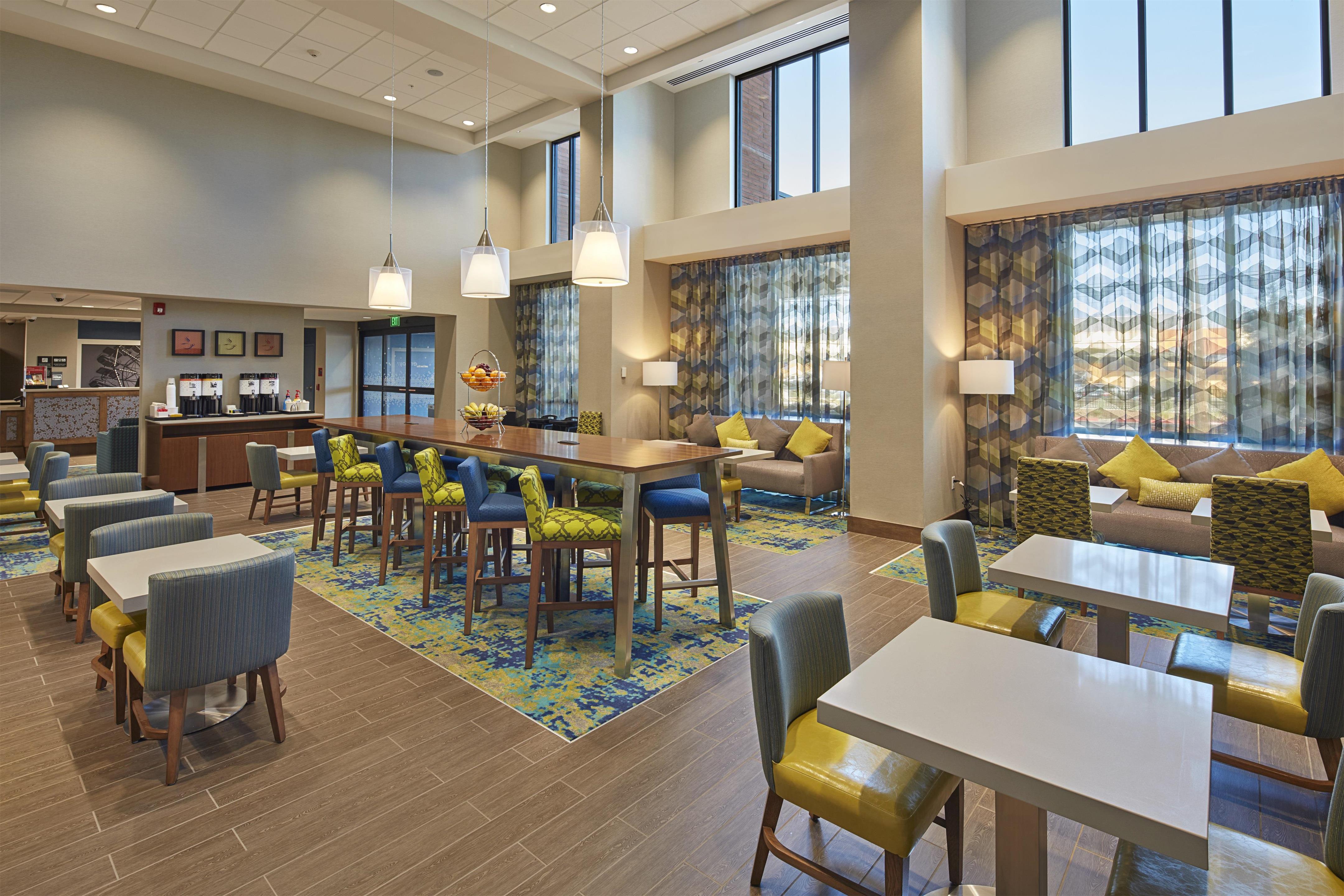 Lobby | Hampton Inn & Suites Sacramento at Csus