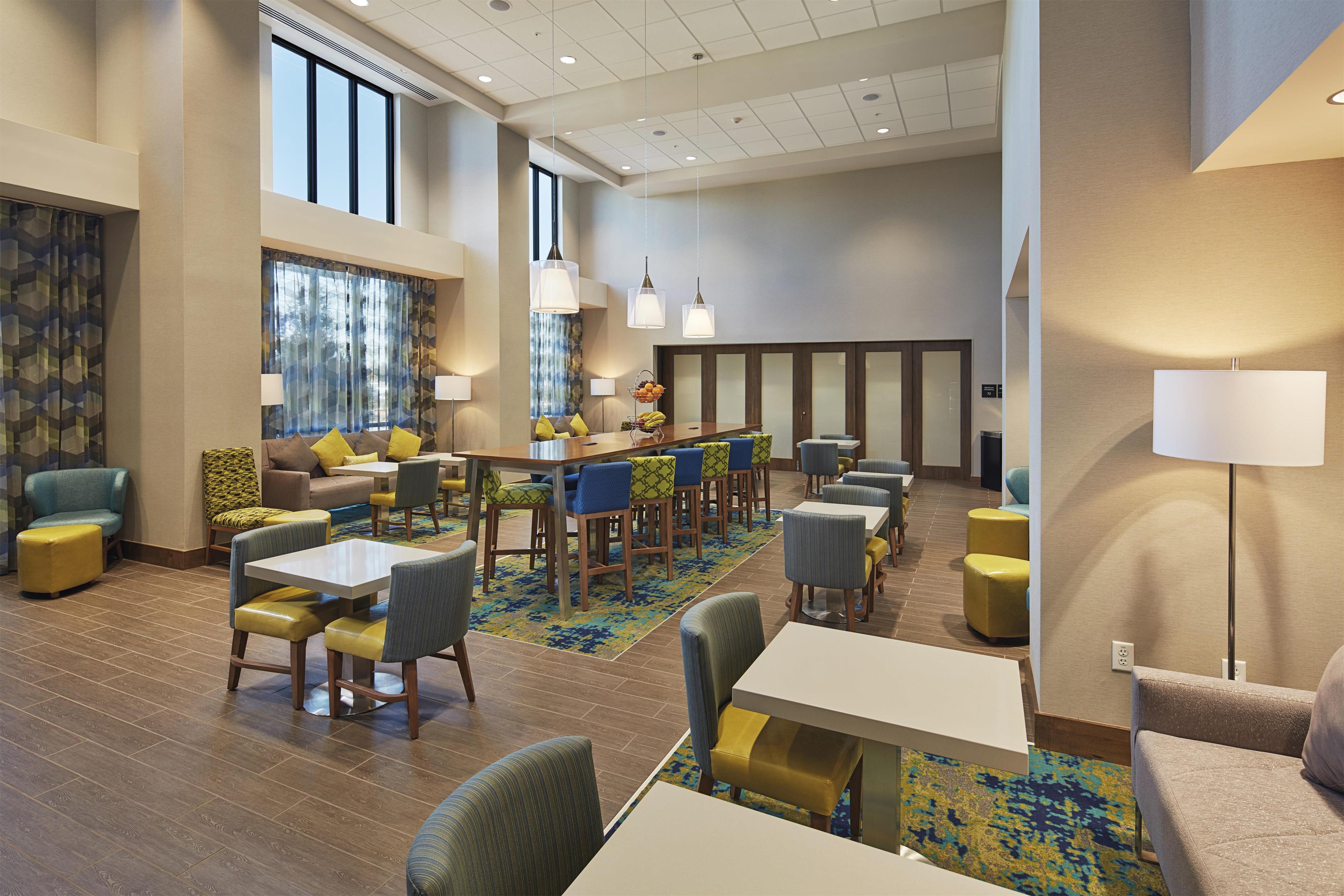 Lobby | Hampton Inn & Suites Sacramento at Csus