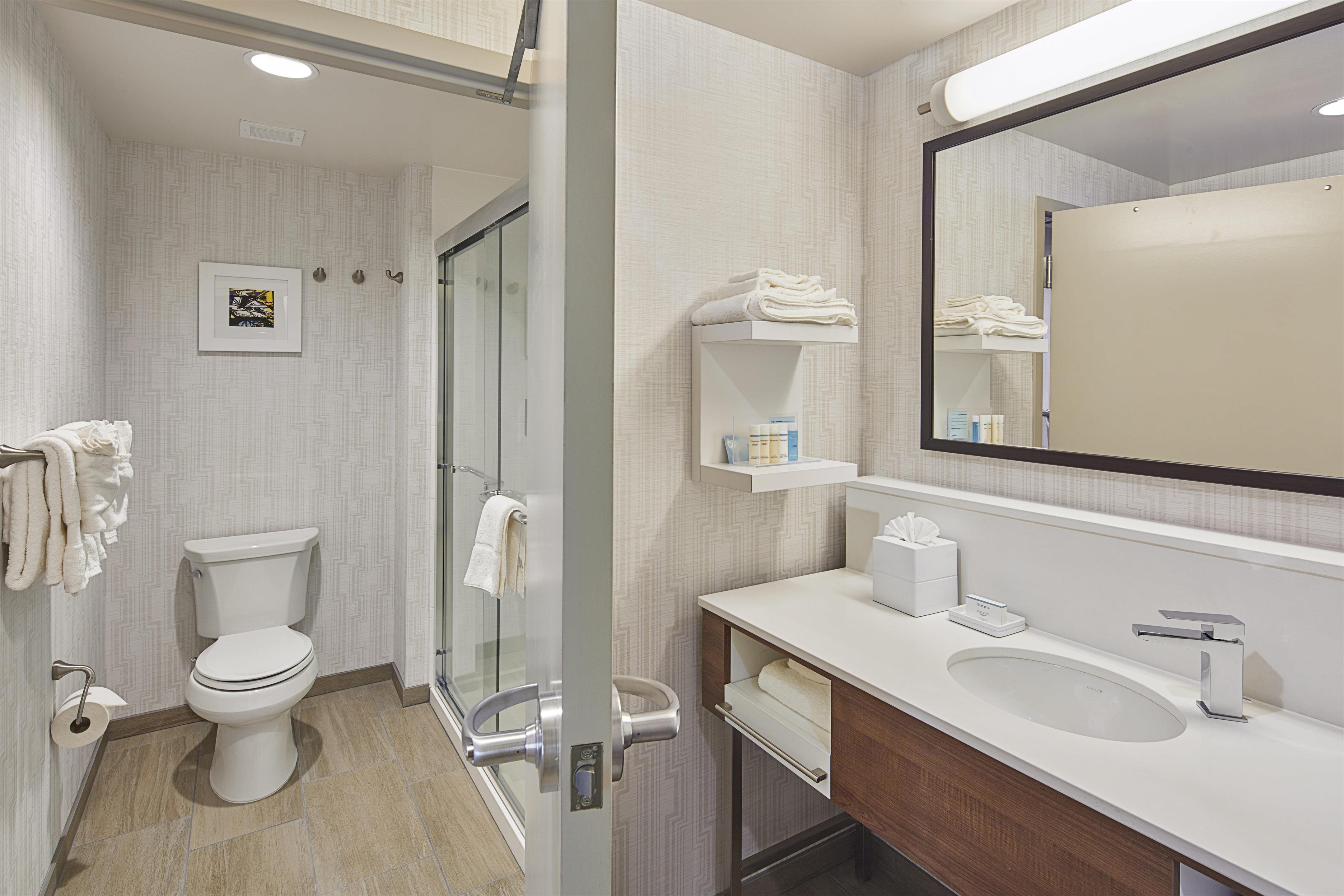Guest room bath
