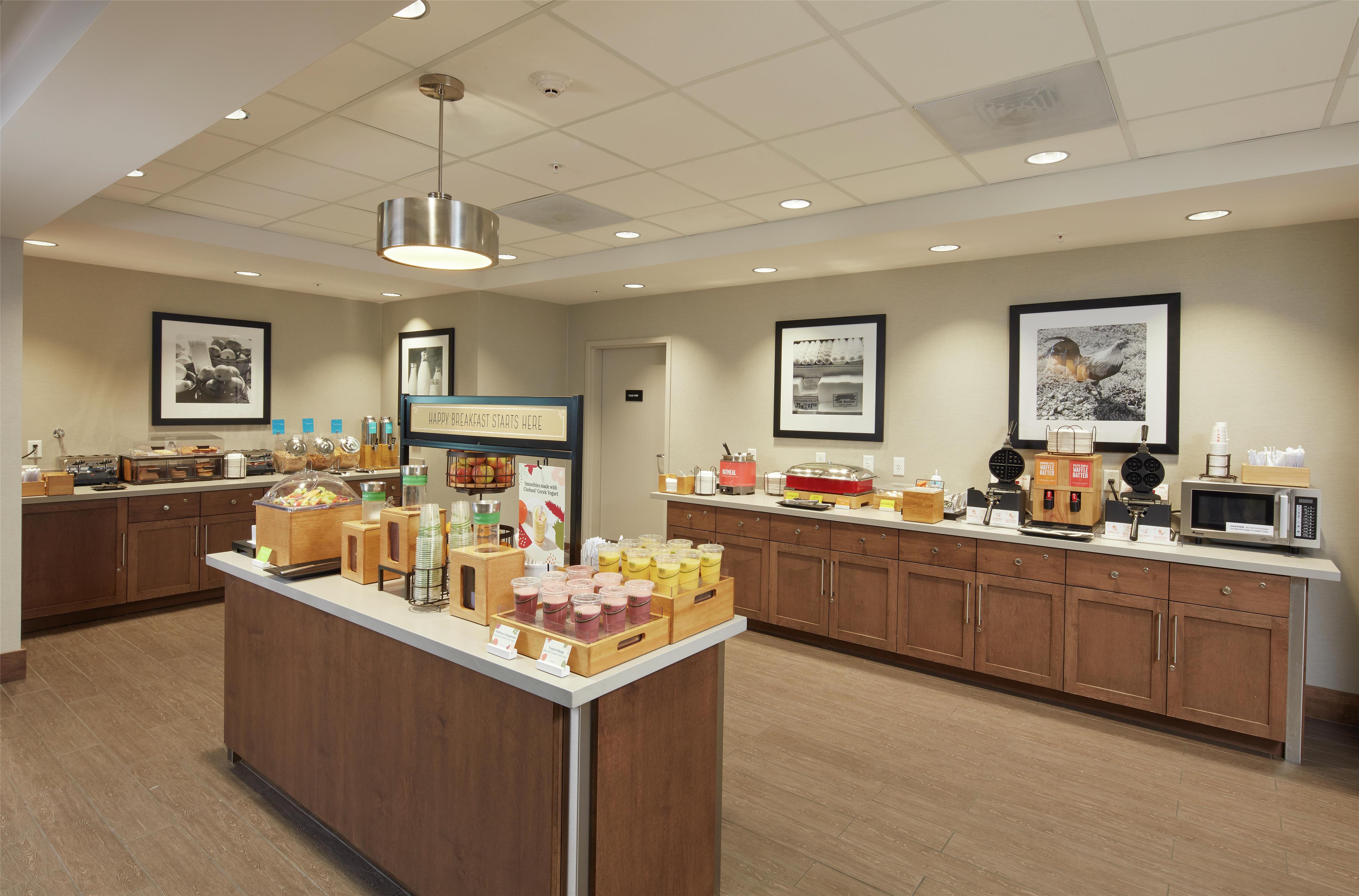 Breakfast Area | Hampton Inn & Suites Sacramento at Csus