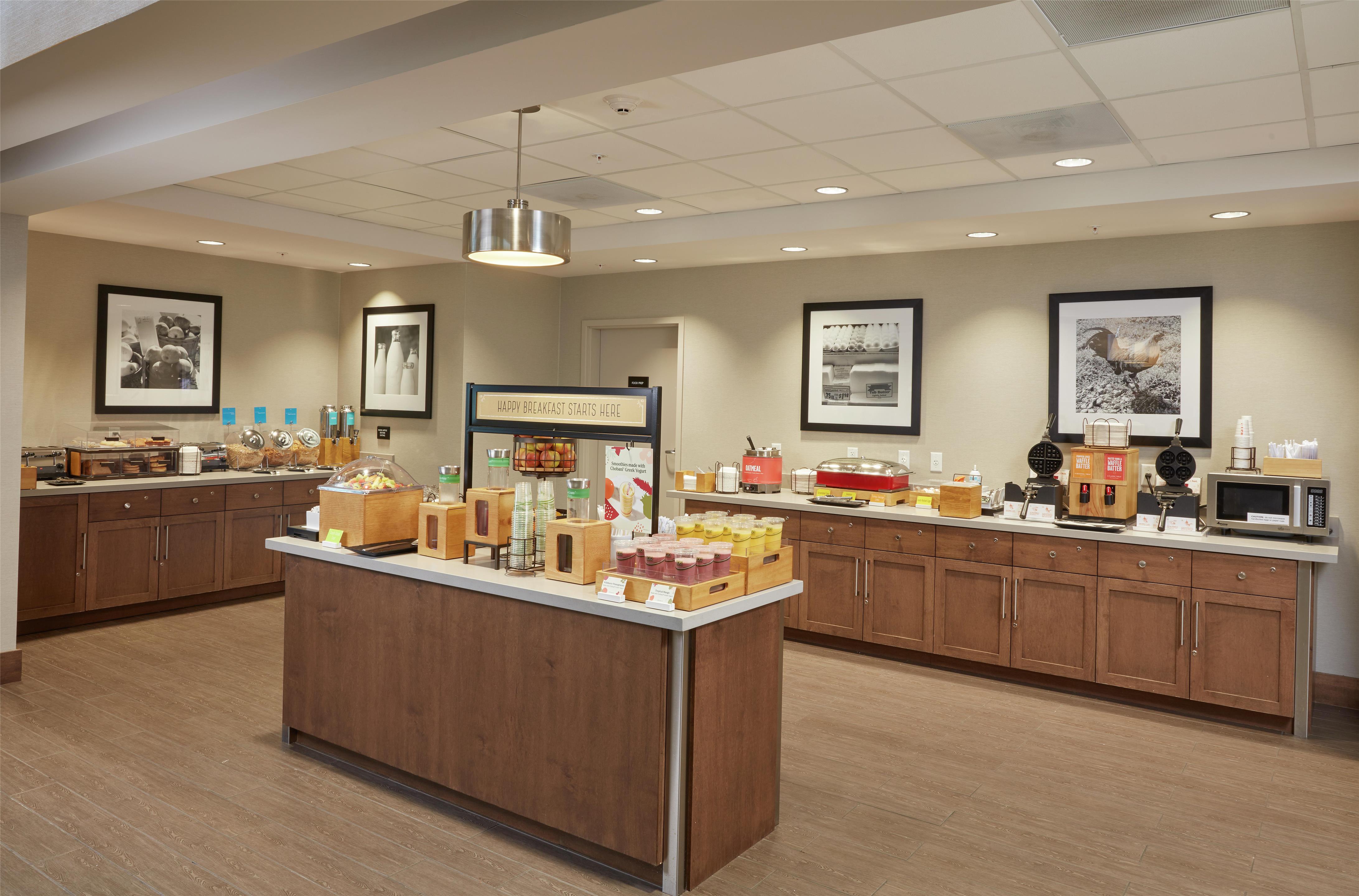 Breakfast Area | Hampton Inn & Suites Sacramento at Csus