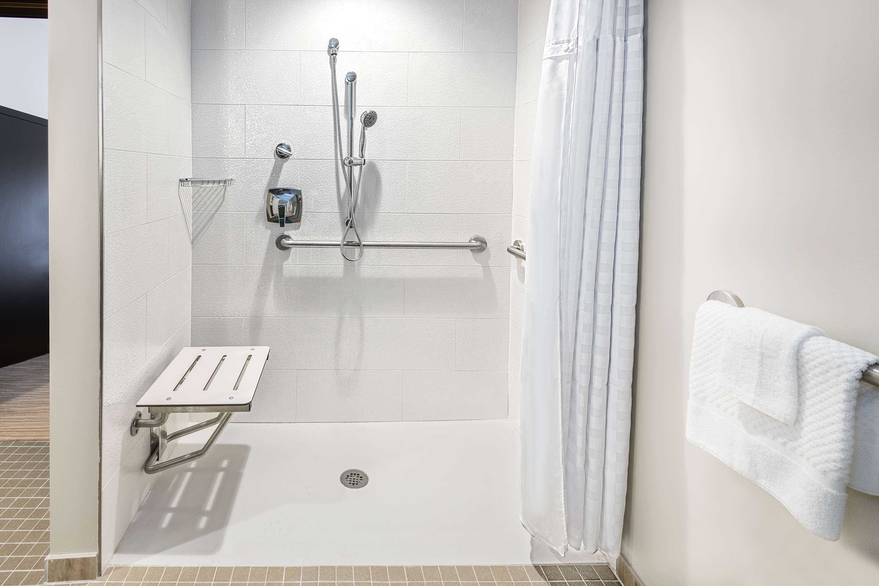 Guest room bath