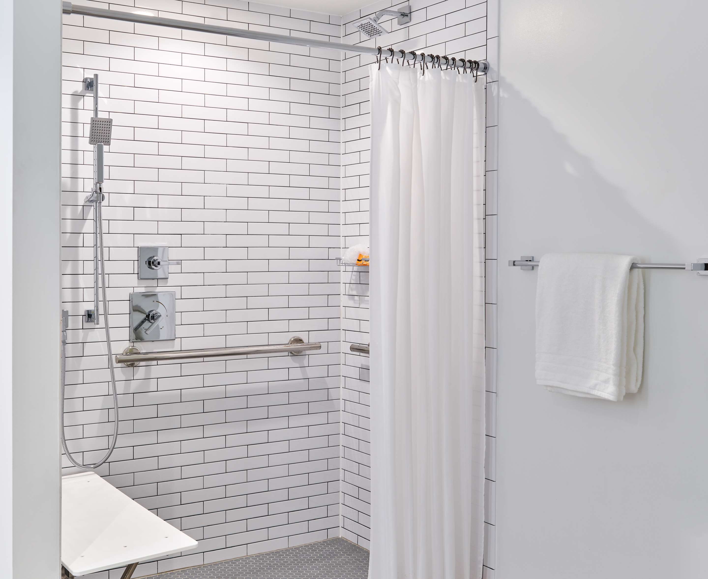 Guest room bath
