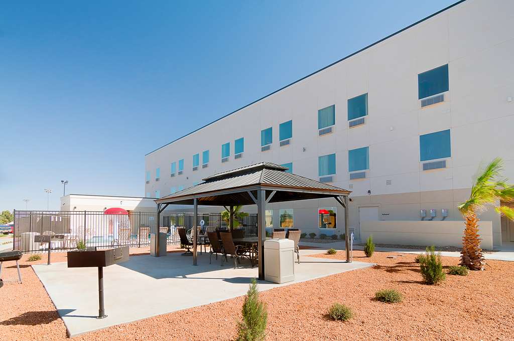 MOTEL 6 MIDLAND, TX-guestroom-Dining,Dining Area,BBQ/Picnic Area,On-Site,Outdoor/Exterior,Gazebo,Day,Exterior View of Building.jpg