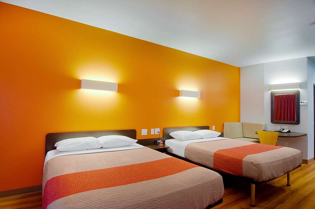 MOTEL 6 MIDLAND, TX-guestroom-Guest Room,Bed,Bedding,Guest Room Amenity,Suite,On-Site,Furnishings,Telephone.jpg