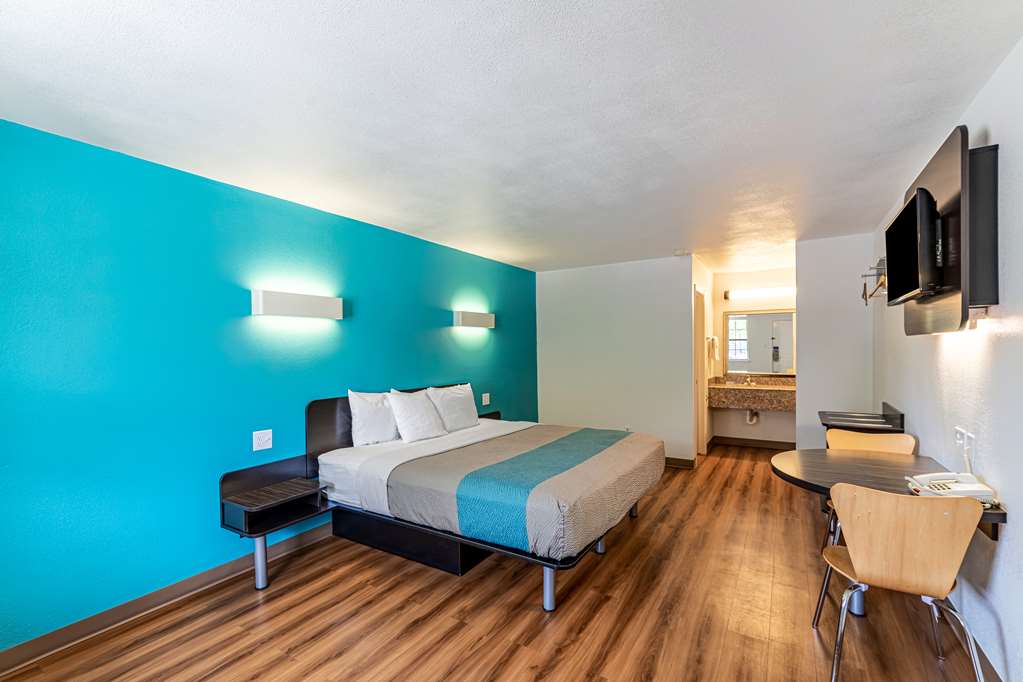 MOTEL 6 GEORGETOWN, TX-guestroom-Guest Room,Sink,Bedding,King bed,Guest Room Amenity,TV and multimedia,Sitting area,On-Site,Furnishings,Telephone,Single Room,Standard Room.jpg