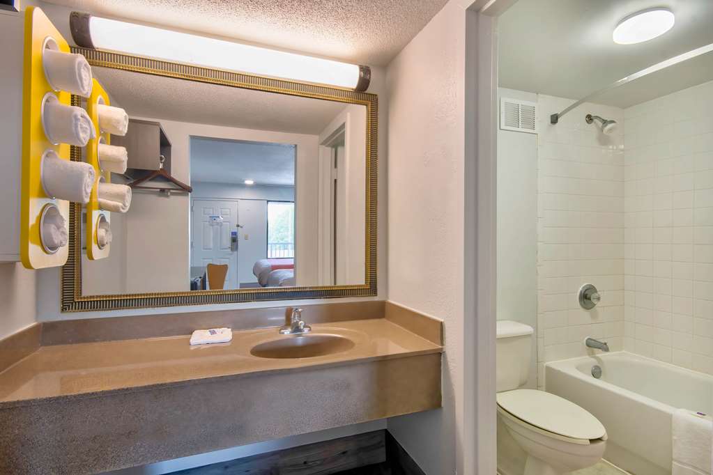 MOTEL 6 LAFAYETTE, LA-guestroom-Guest Room,Bathroom,On-Site.jpg
