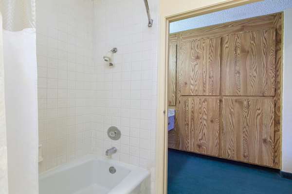  - Americas Best Value Inn Central Bakersfield