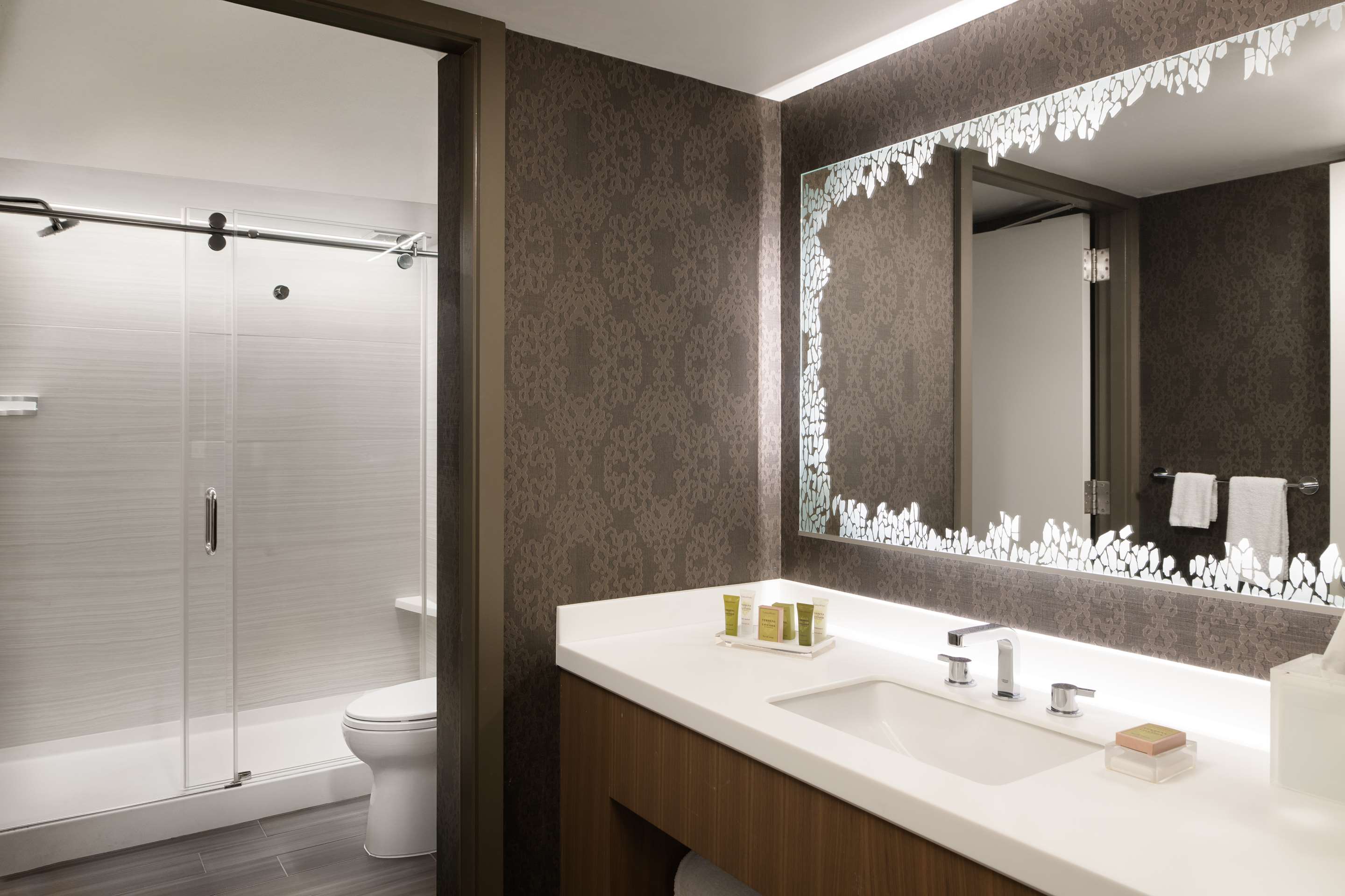 Guest room bath
