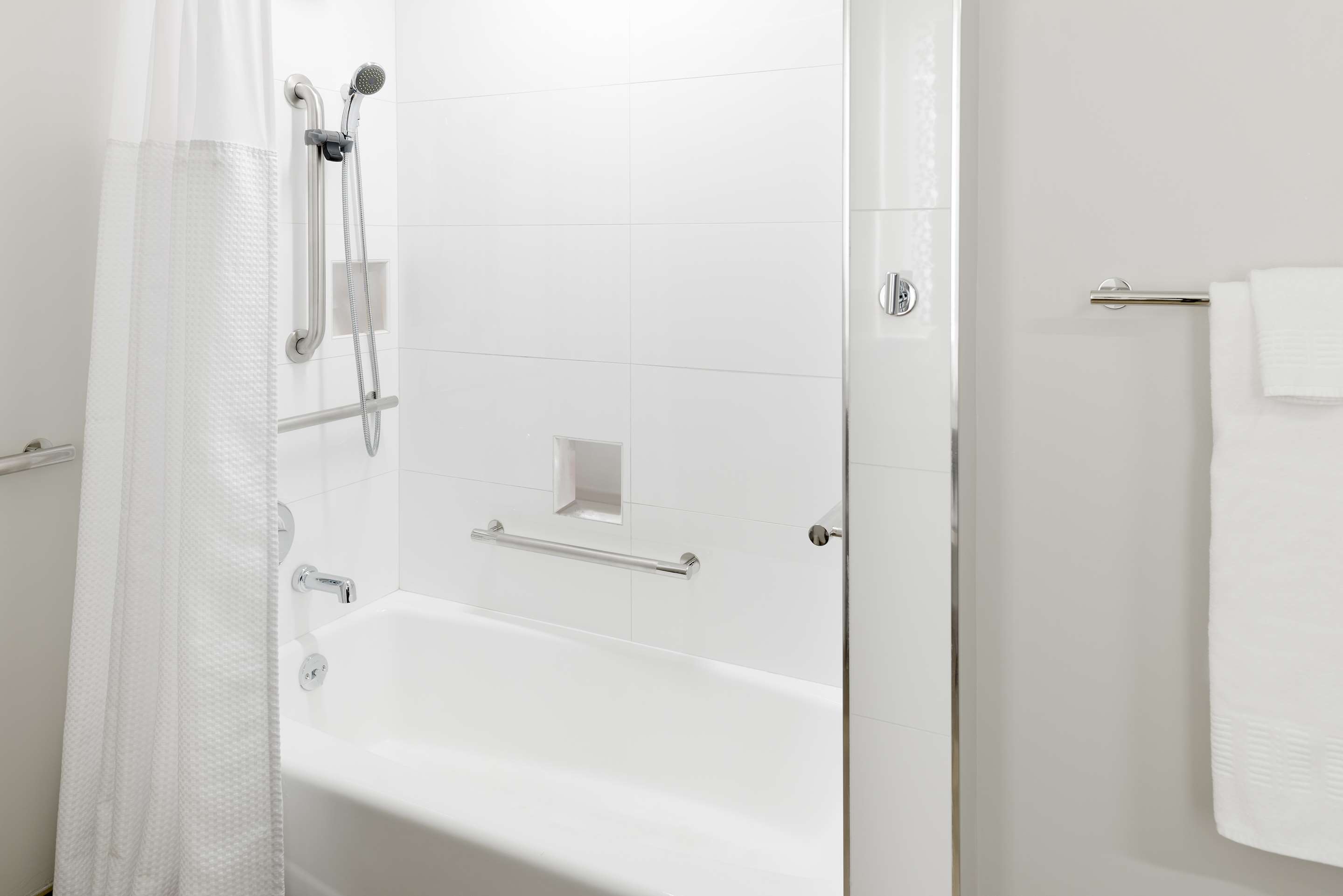 Guest room bath