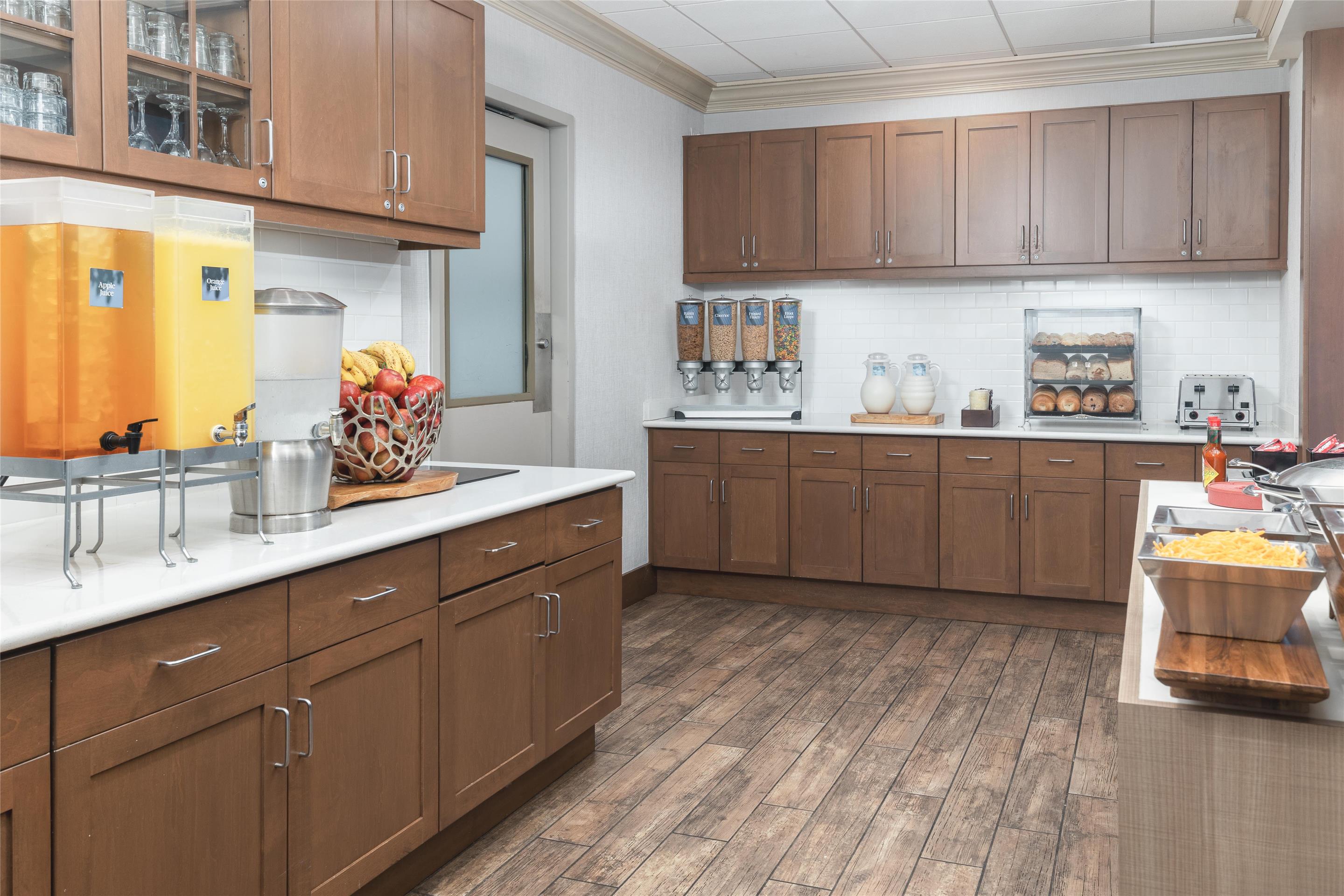 Breakfast Area | Homewood Suites by Hilton Wauwatosa Milwaukee