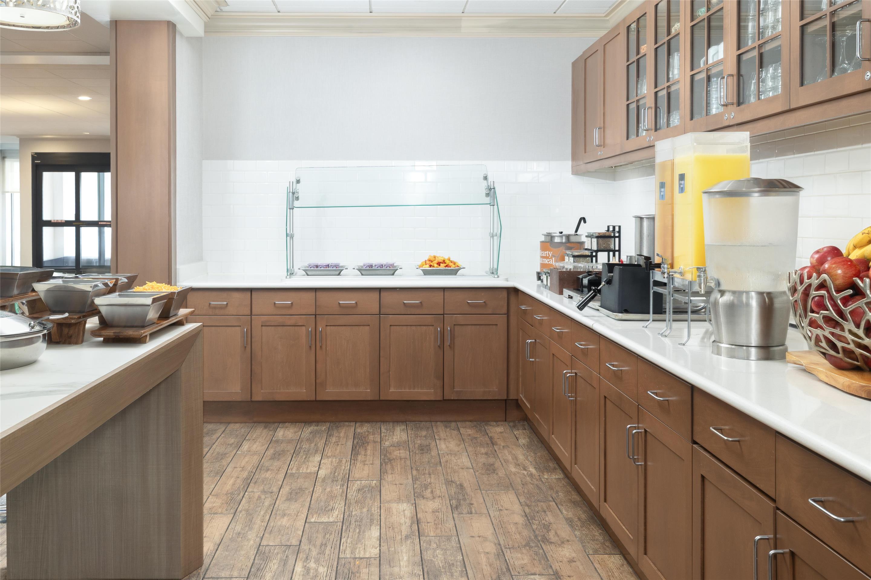 Breakfast Area | Homewood Suites by Hilton Wauwatosa Milwaukee