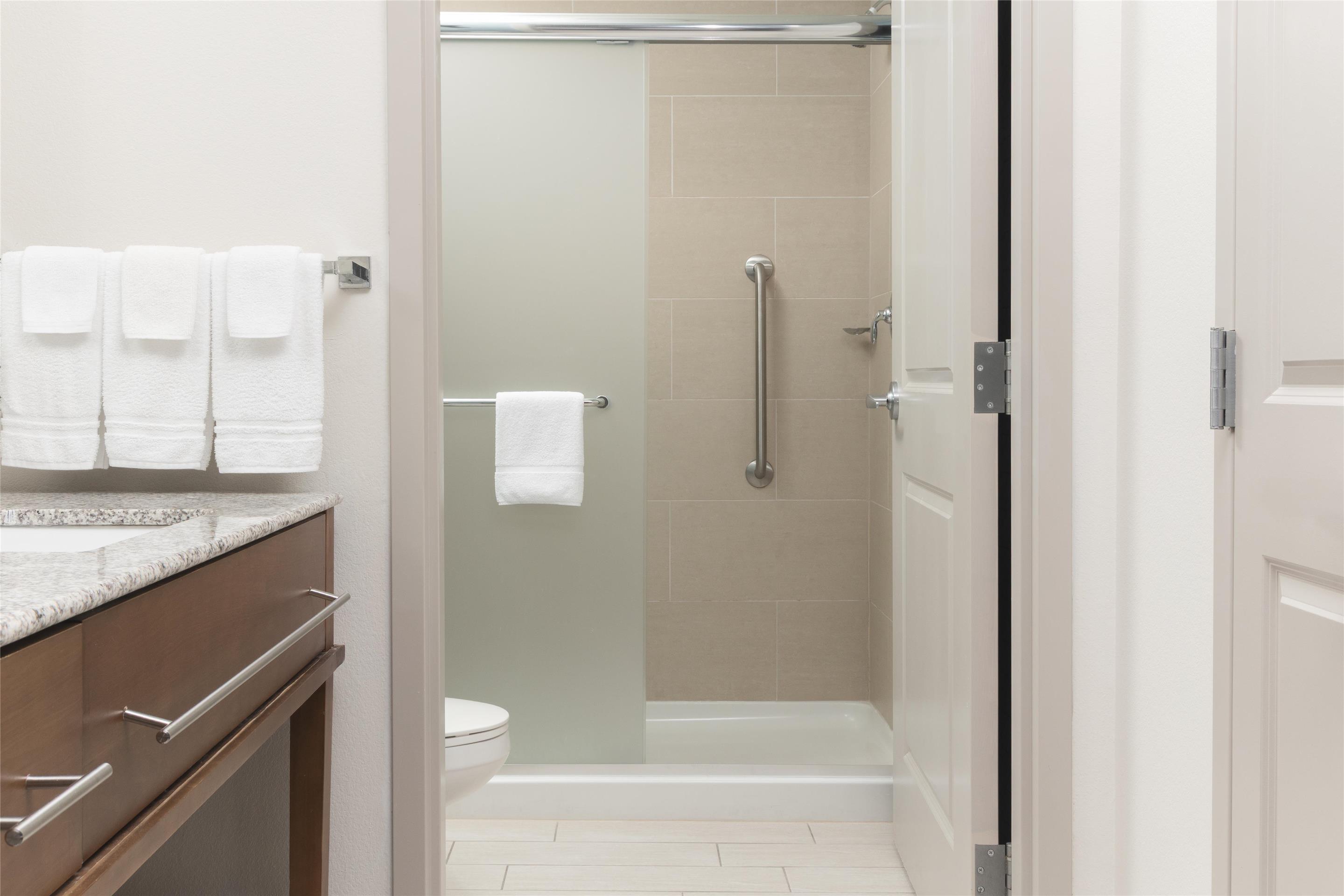 Guest room bath