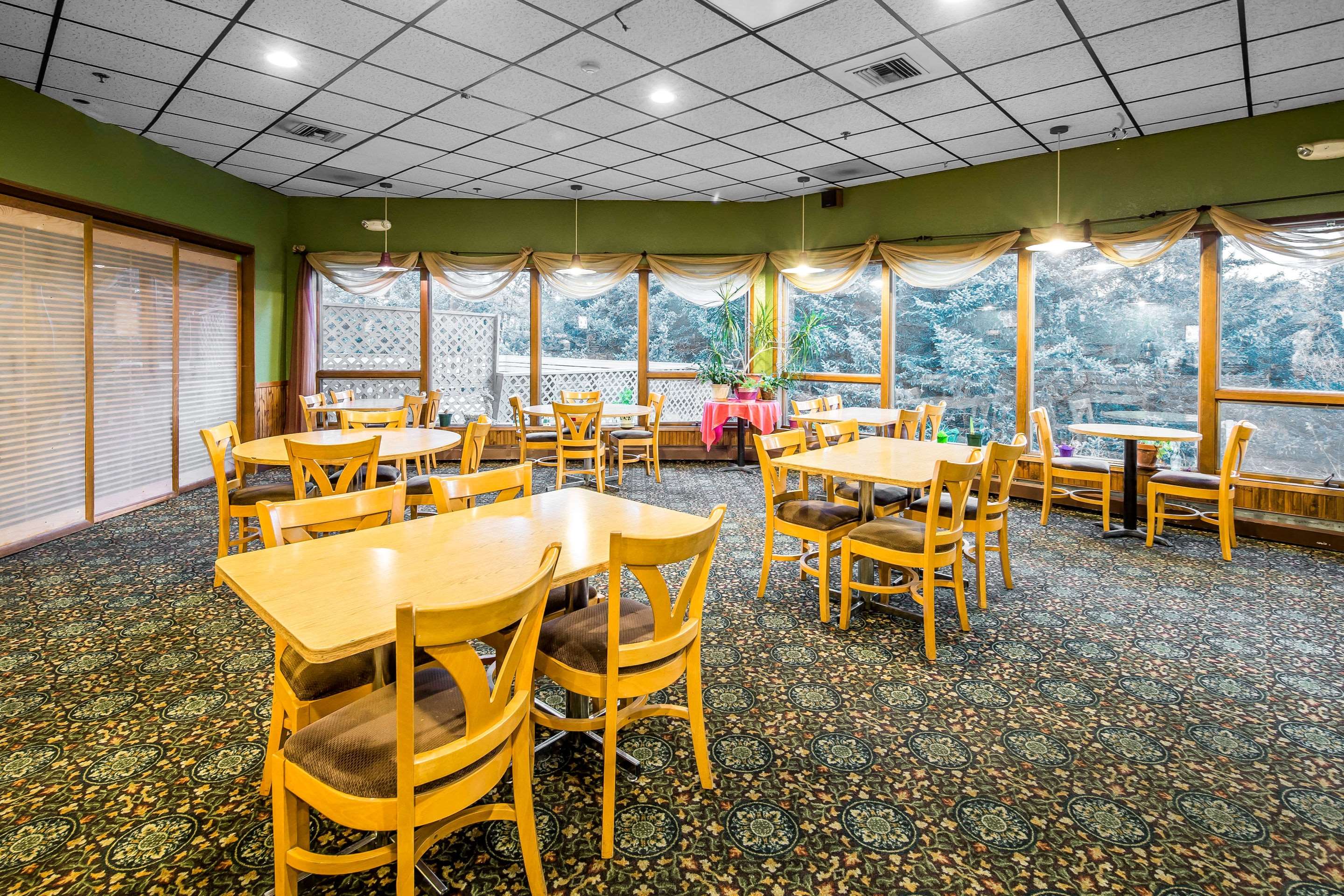 Breakfast area | Quality Inn Kodiak
