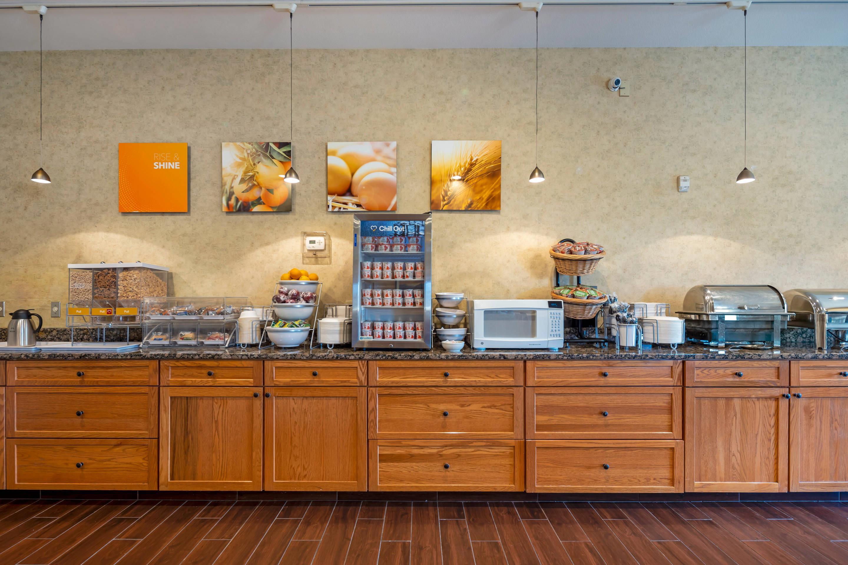 Breakfast area | Comfort Suites Anchorage International Airport