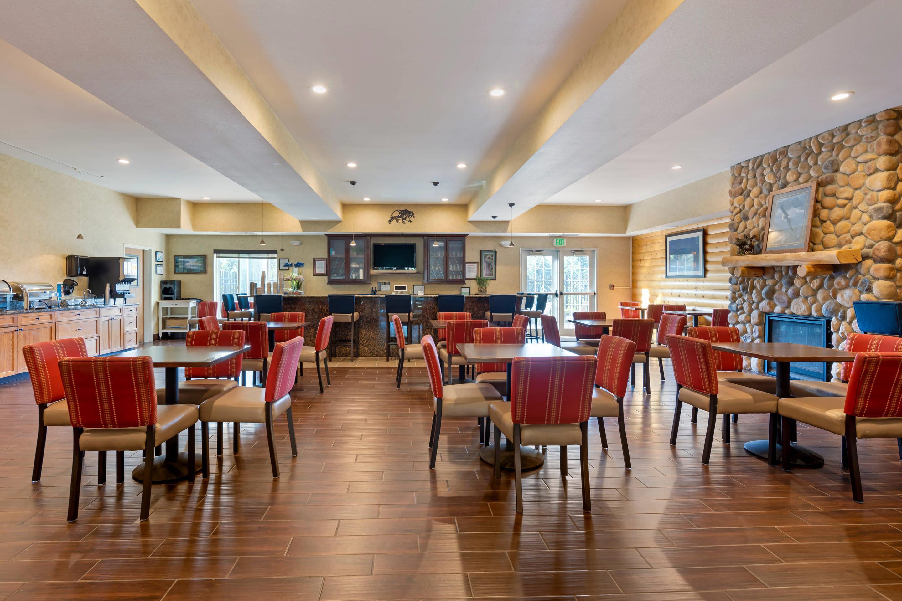 Breakfast area | Comfort Suites Anchorage International Airport