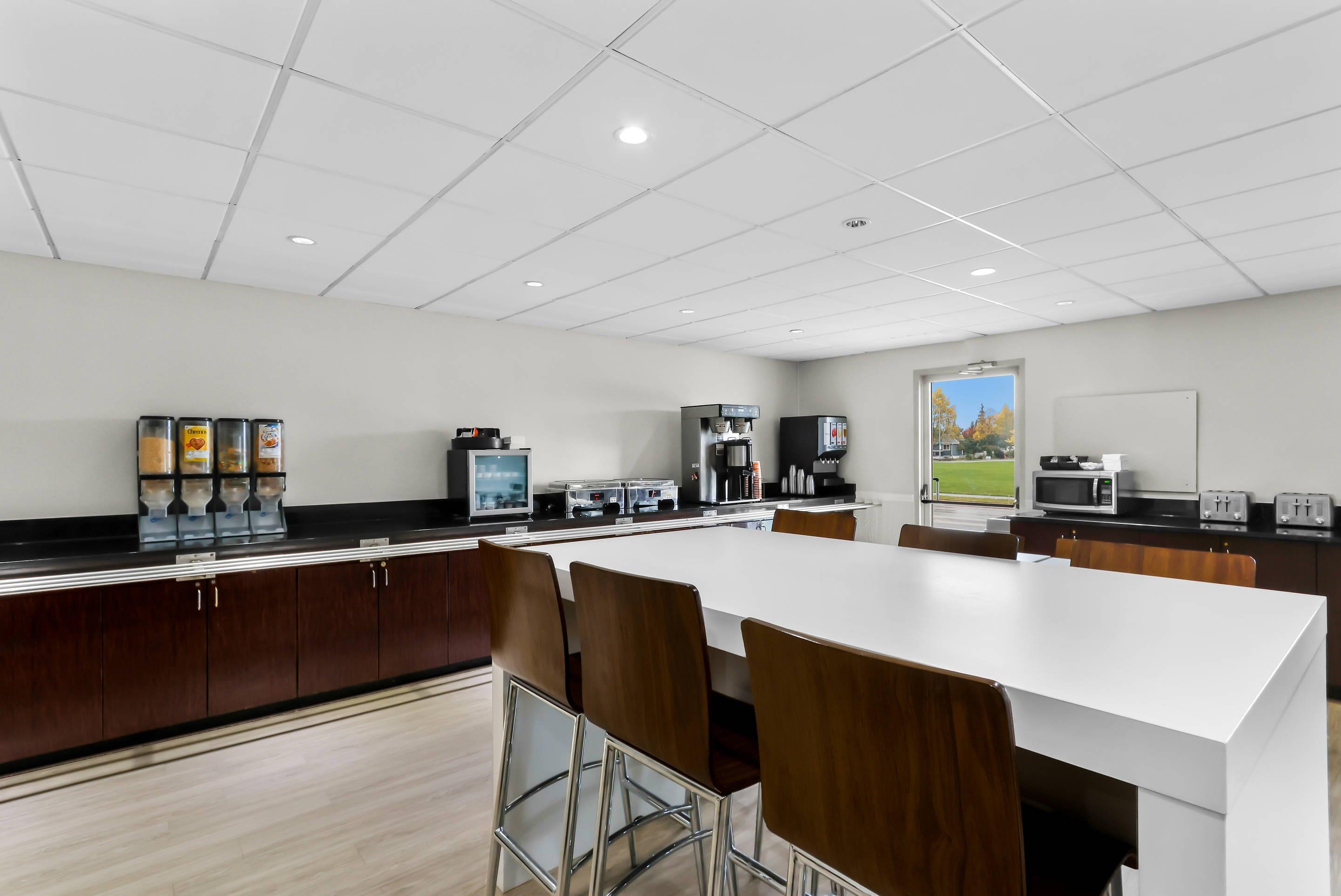 Breakfast area | Clarion Suites Anchorage Downtown
