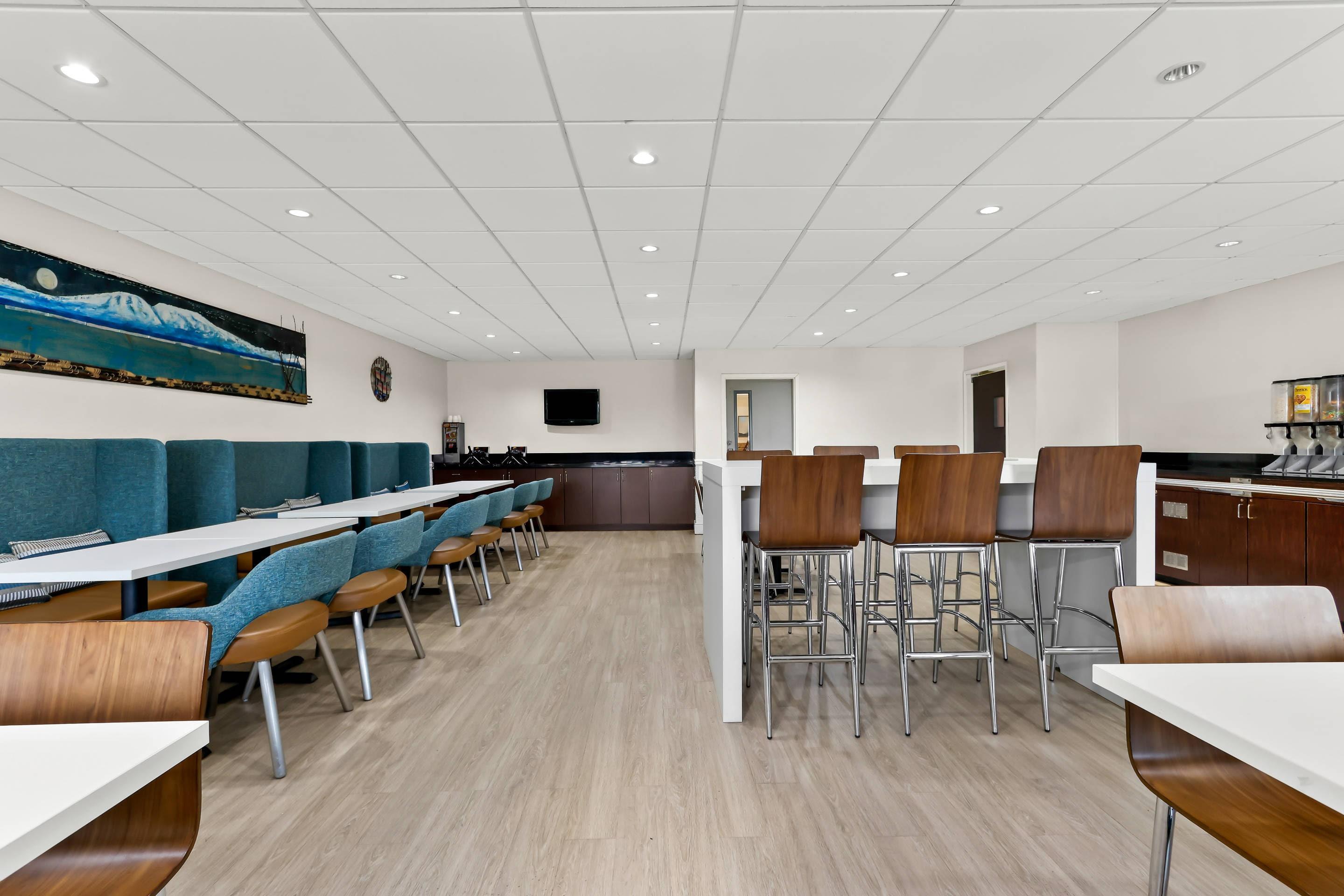 Breakfast area | Clarion Suites Anchorage Downtown