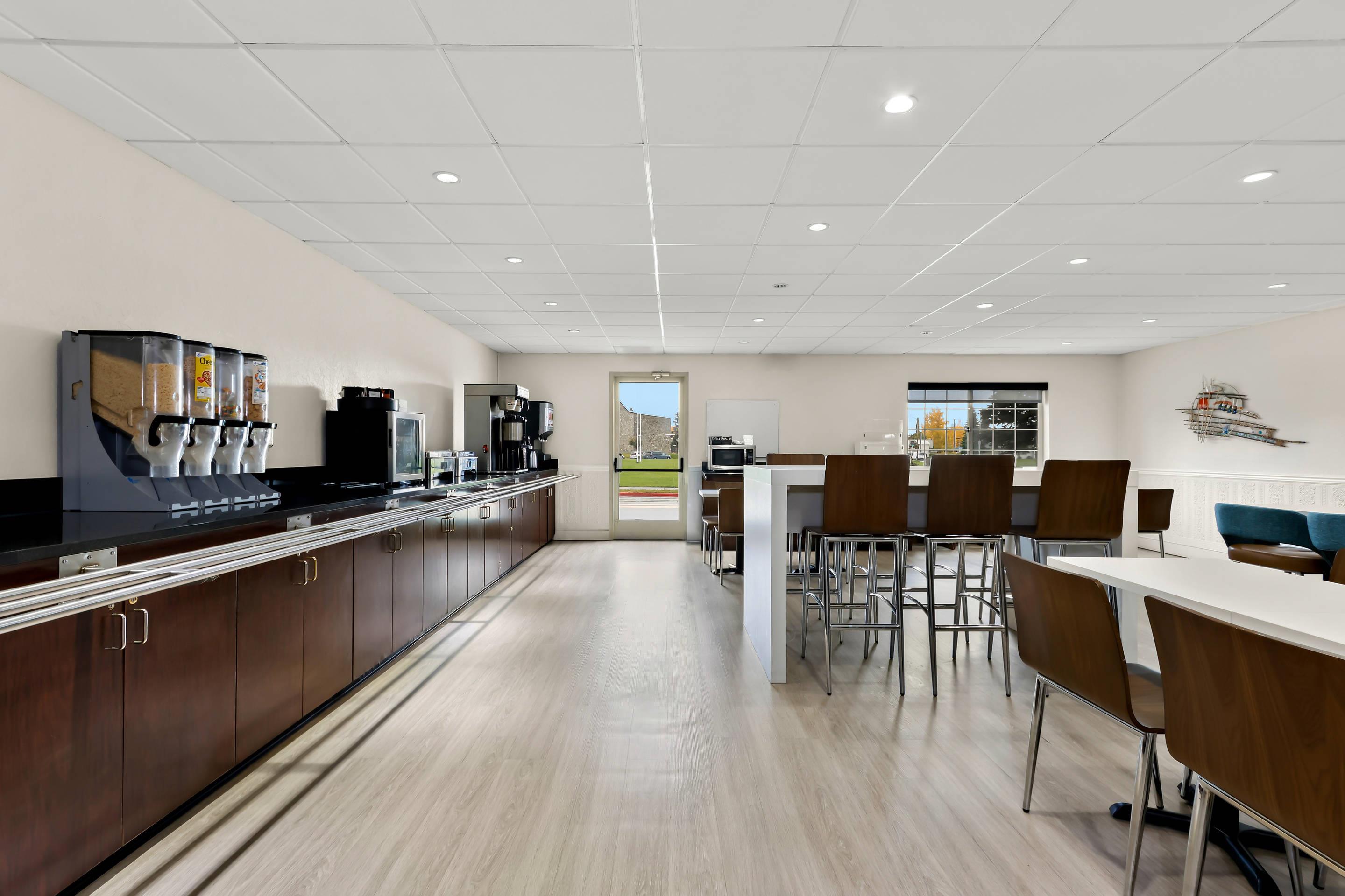 Breakfast area | Clarion Suites Anchorage Downtown