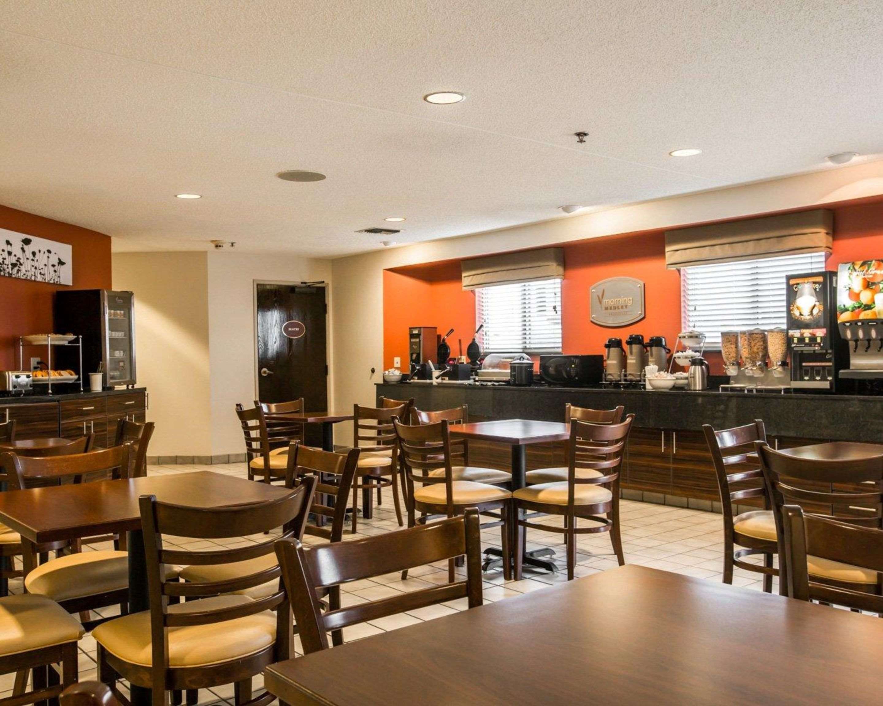 Enjoy breakfast in this seating area | Sleep Inn Pelham Oak Mountain