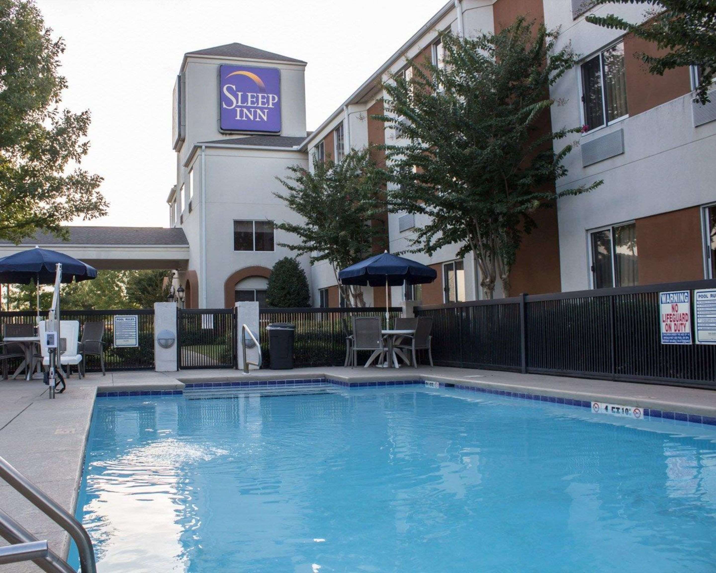Outdoor pool | Sleep Inn Pelham Oak Mountain