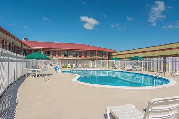 Pool - Econo Lodge Fort Payne - I-59, Exit 218