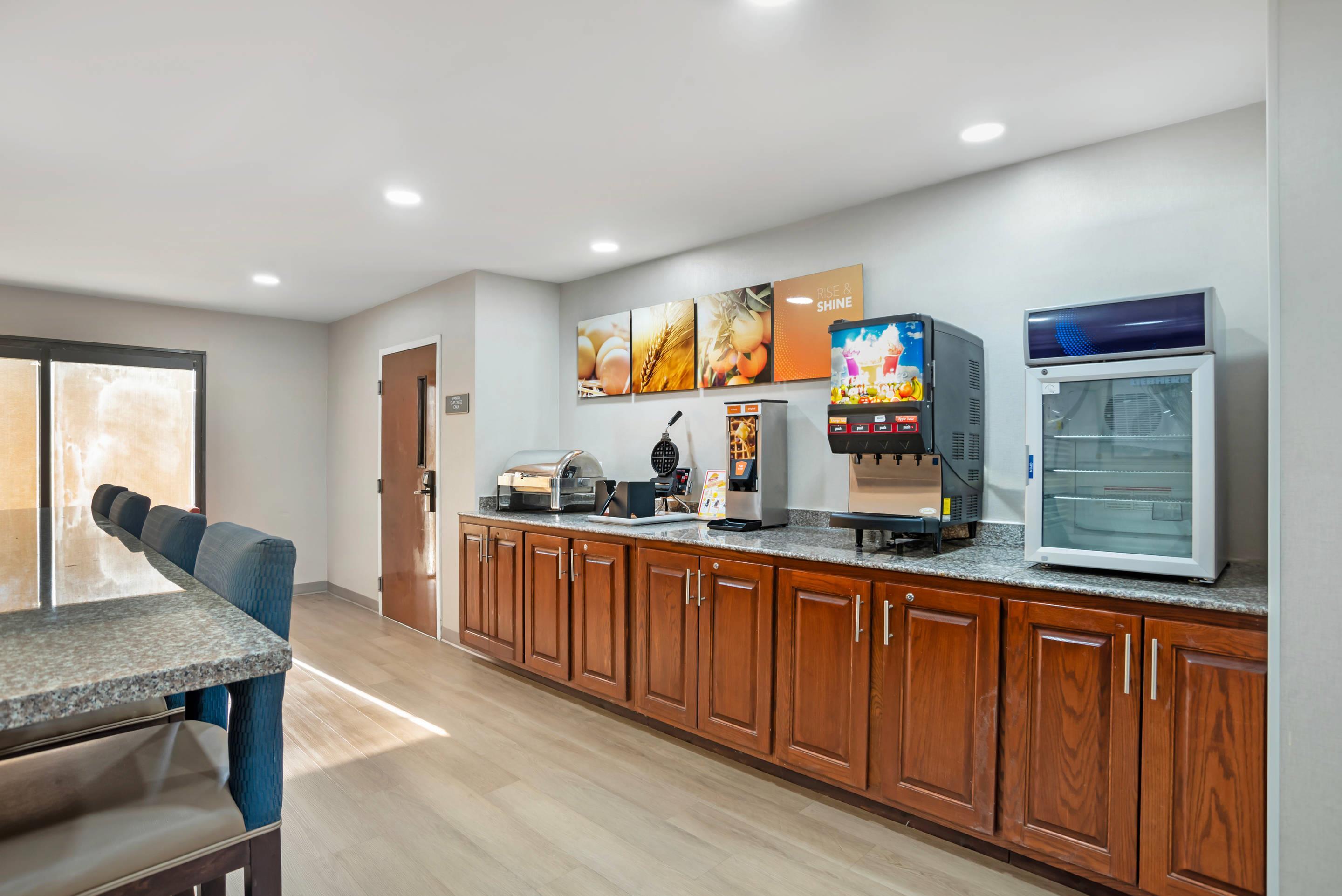 Breakfast area | Comfort Inn Livingston