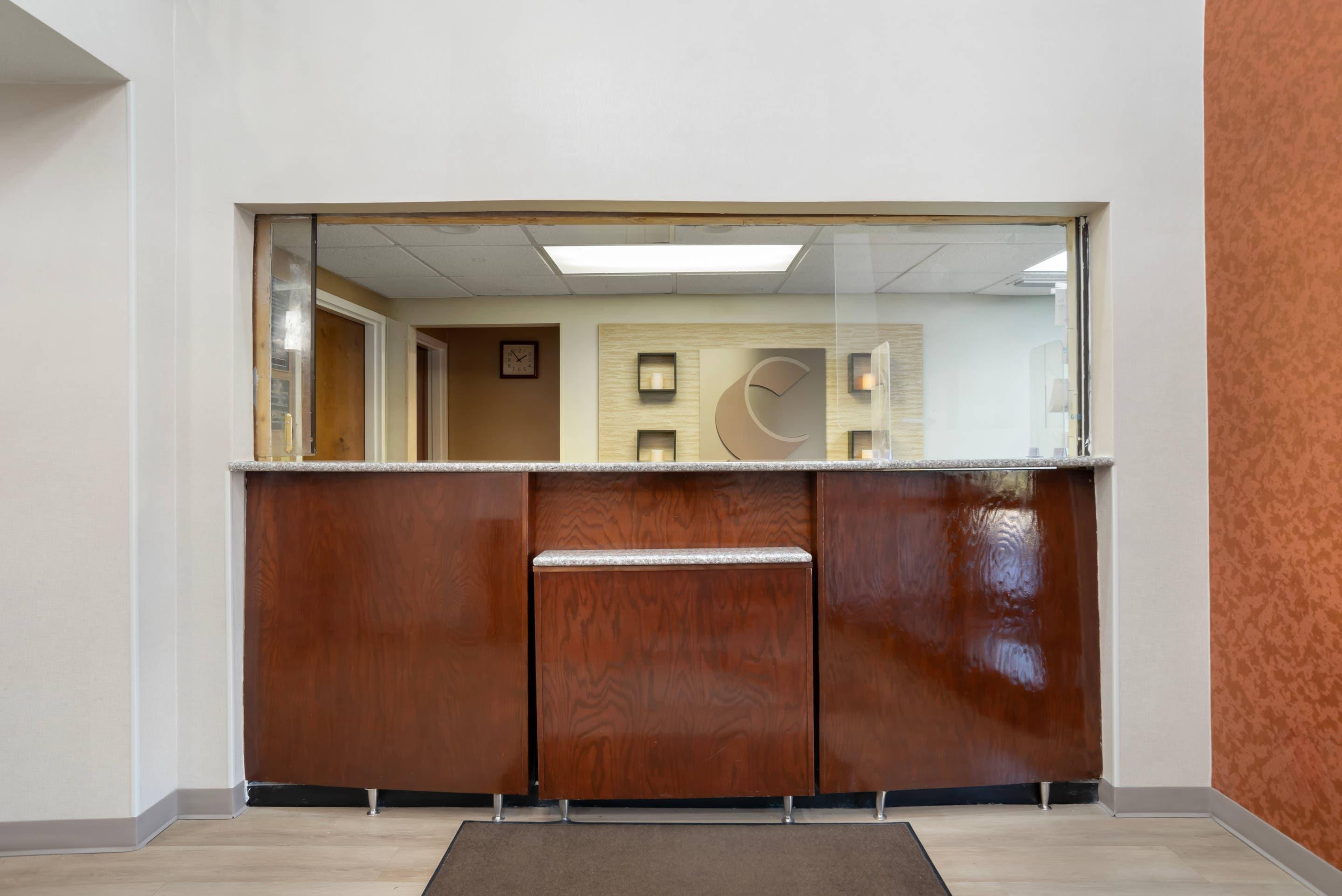 Front desk | Comfort Inn Livingston