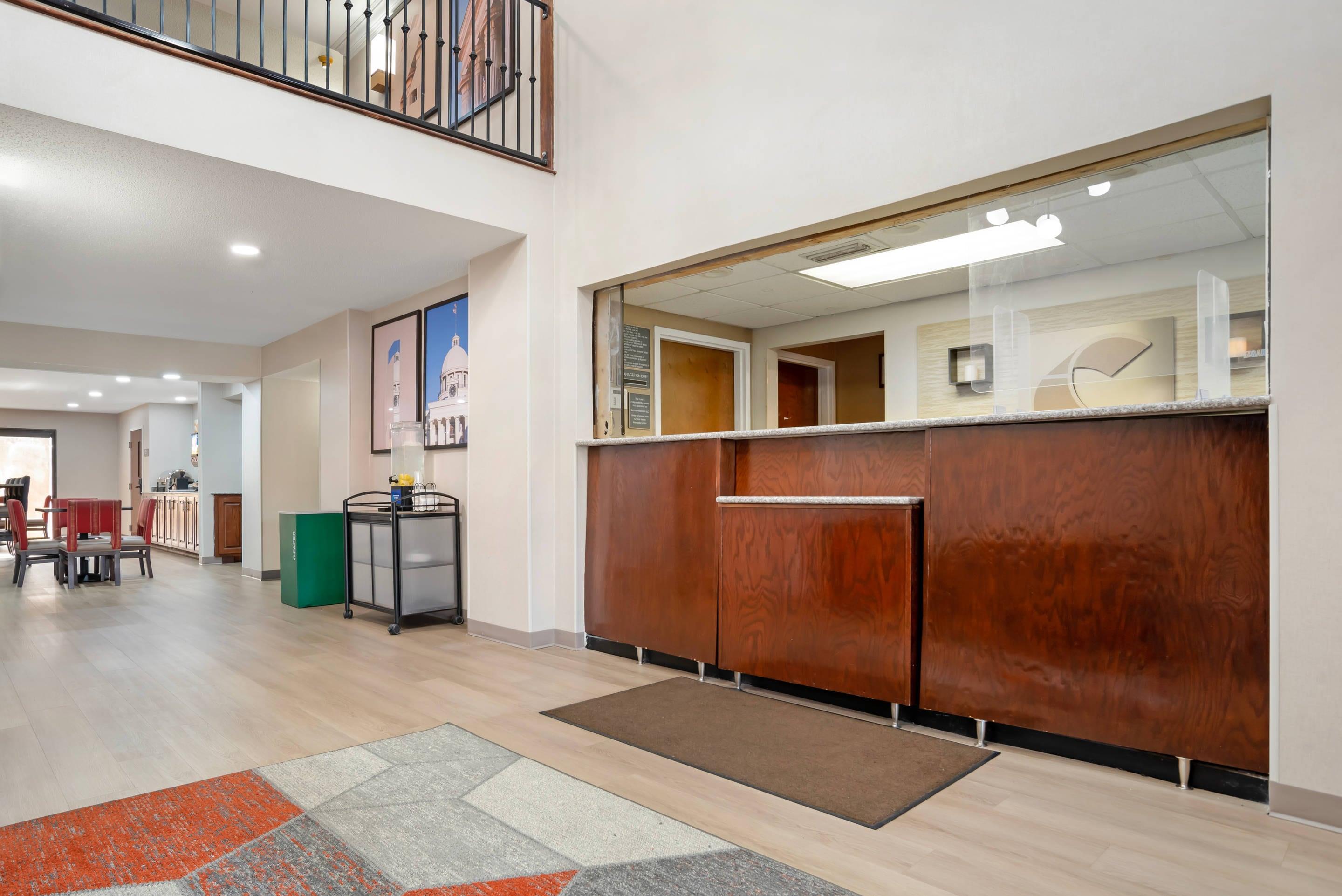 Front desk | Comfort Inn Livingston