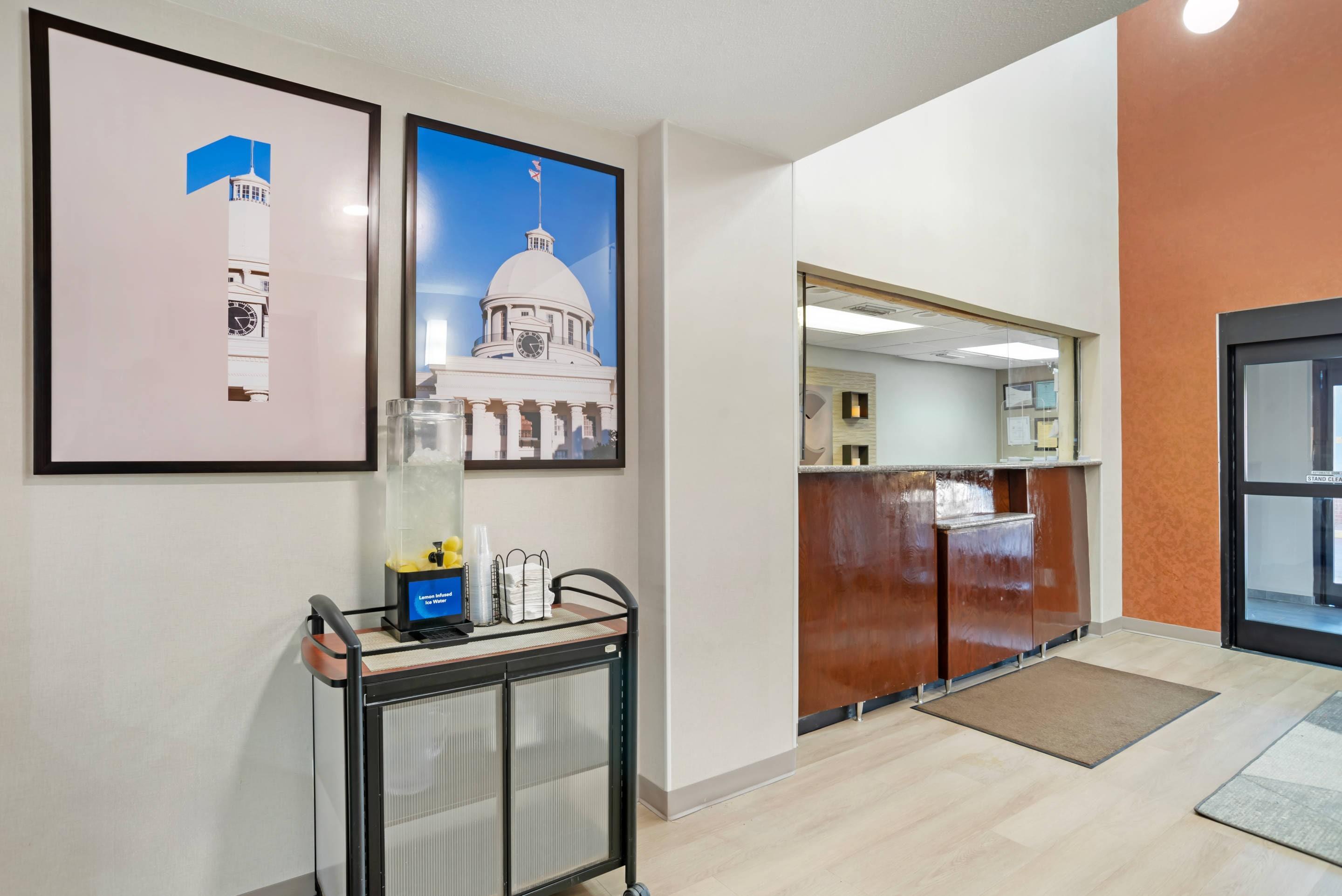 Hotel lobby | Comfort Inn Livingston