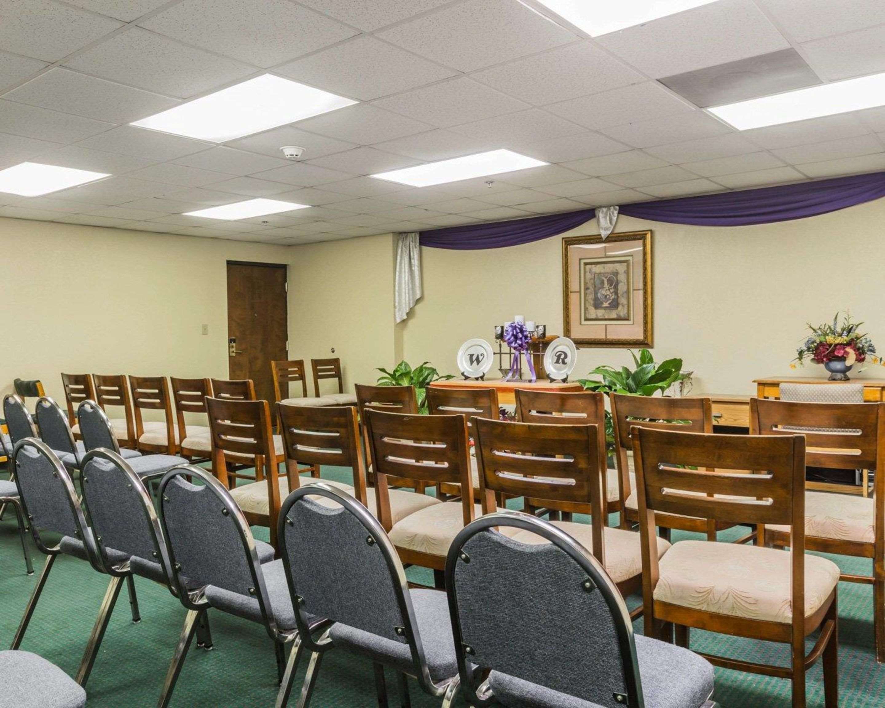 Banquetmeeting room with audiovisual equipment | Quality Inn & Suites North Montgomery