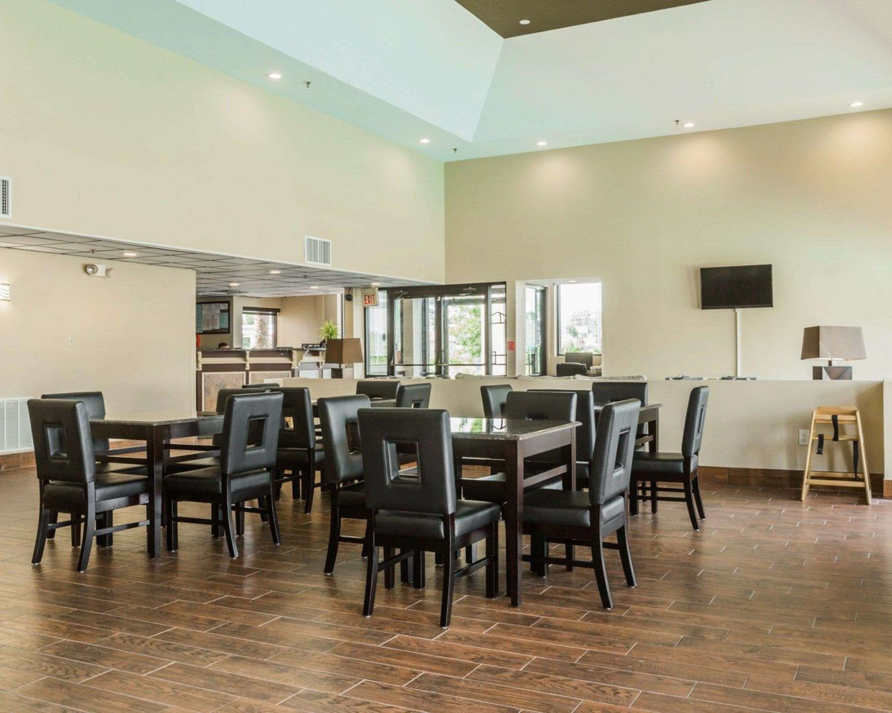 Spacious breakfast area | Quality Inn & Suites North Montgomery