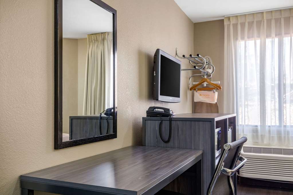 RODEWAY INN TUSCALOOSA NEAR UNIVERS-guestroom-Guest Room,On-Site.jpg