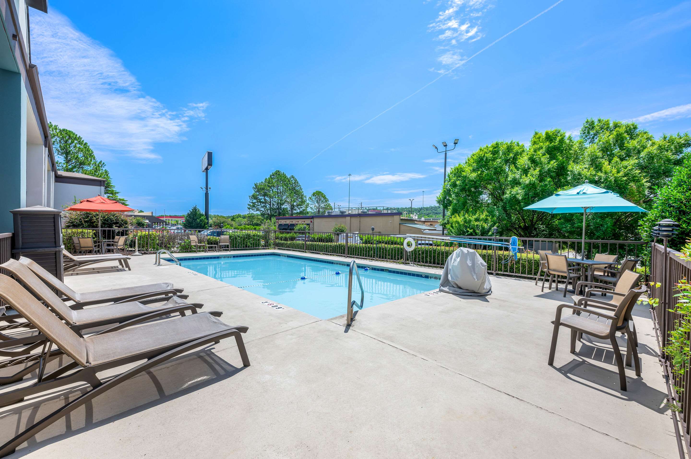 Outdoor pool | Quality Inn Pelham I-65 exit 246