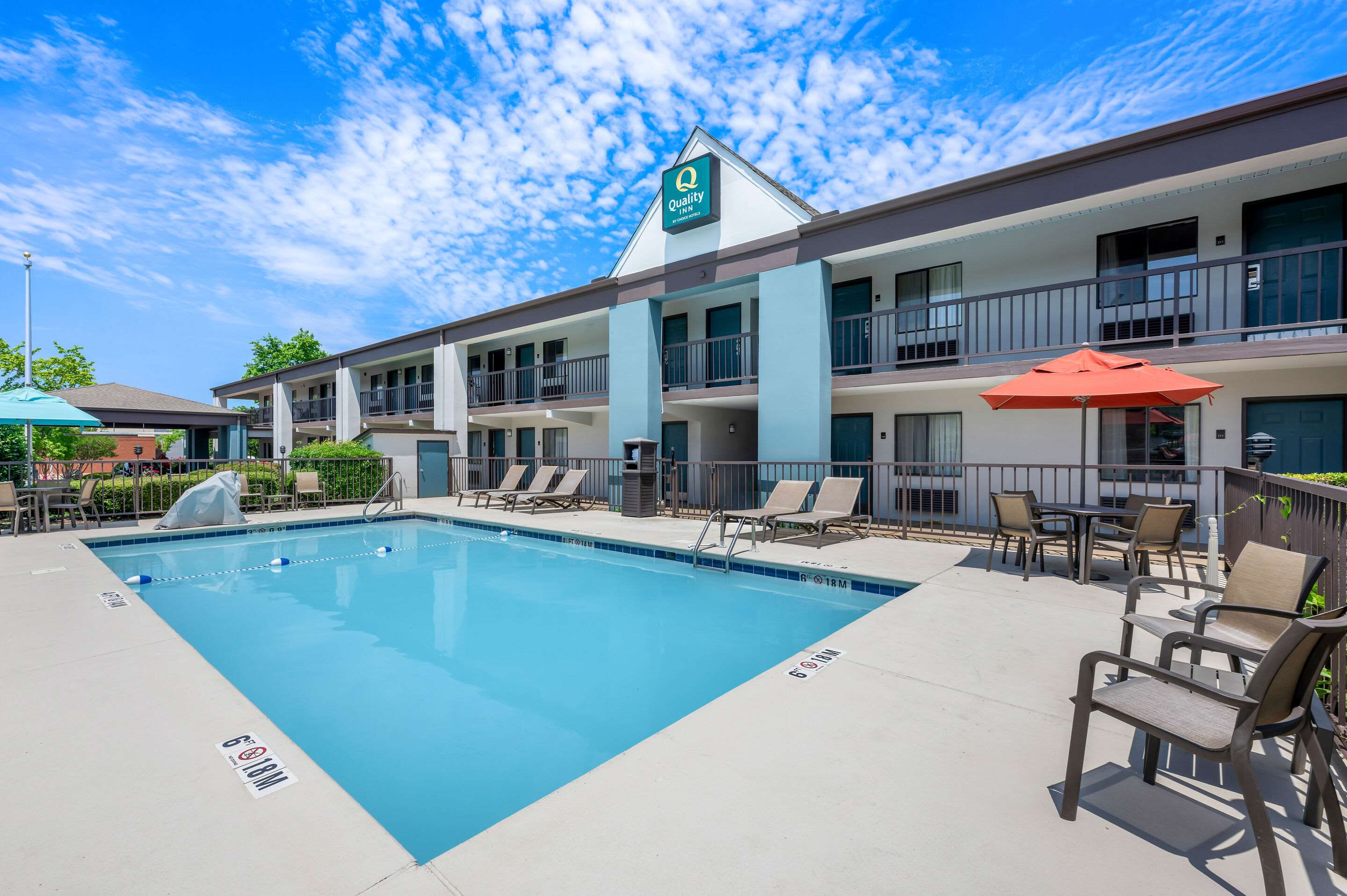 Outdoor pool | Quality Inn Pelham I-65 exit 246