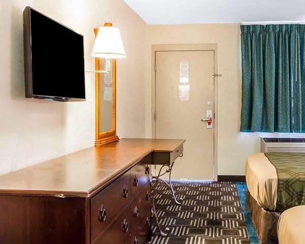  - Econo Lodge Lanett - I-85, Exit 79