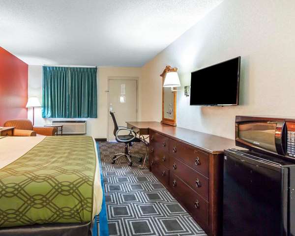 - Econo Lodge Lanett - I-85, Exit 79