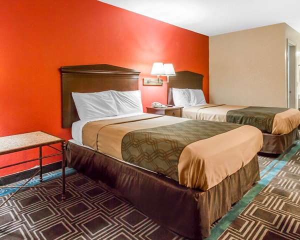 - Econo Lodge Lanett - I-85, Exit 79