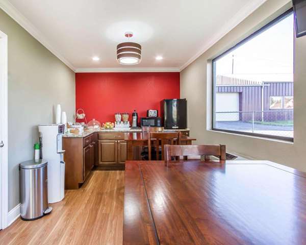 Amenities - Econo Lodge Lanett - I-85, Exit 79