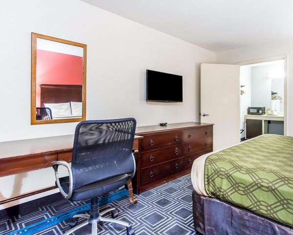  - Econo Lodge Lanett - I-85, Exit 79