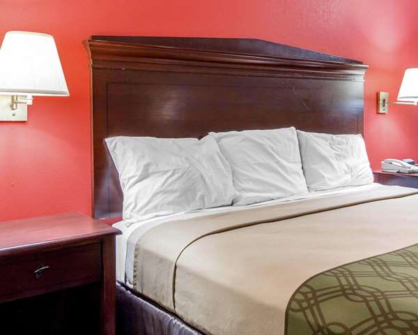  - Econo Lodge Lanett - I-85, Exit 79