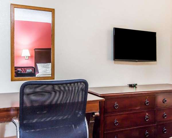  - Econo Lodge Lanett - I-85, Exit 79