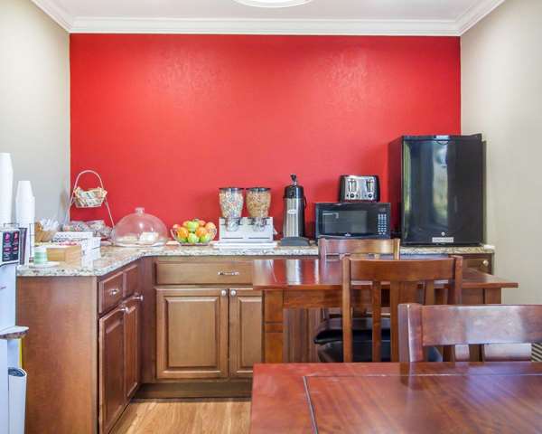 Amenities - Econo Lodge Lanett - I-85, Exit 79