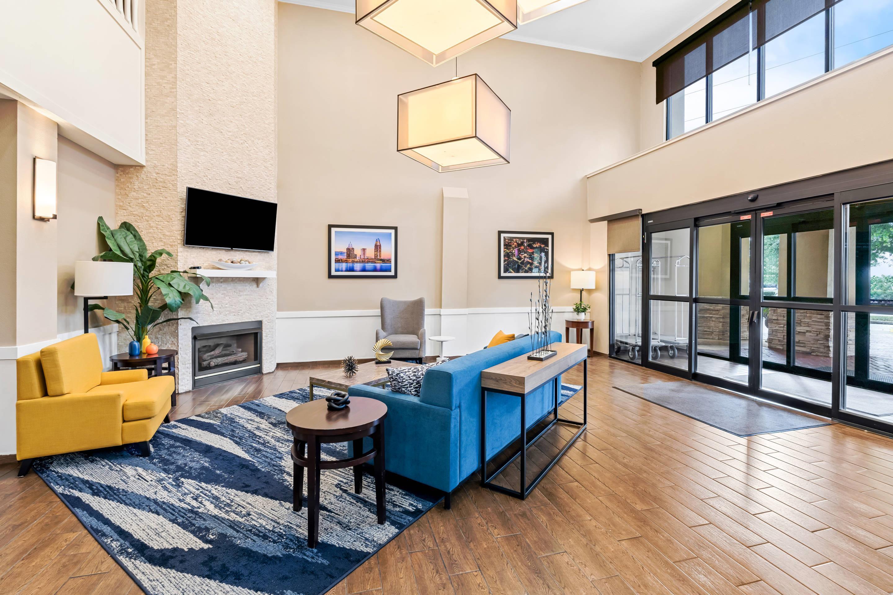 Lobby with sitting area | Comfort Suites Mobile East Bay
