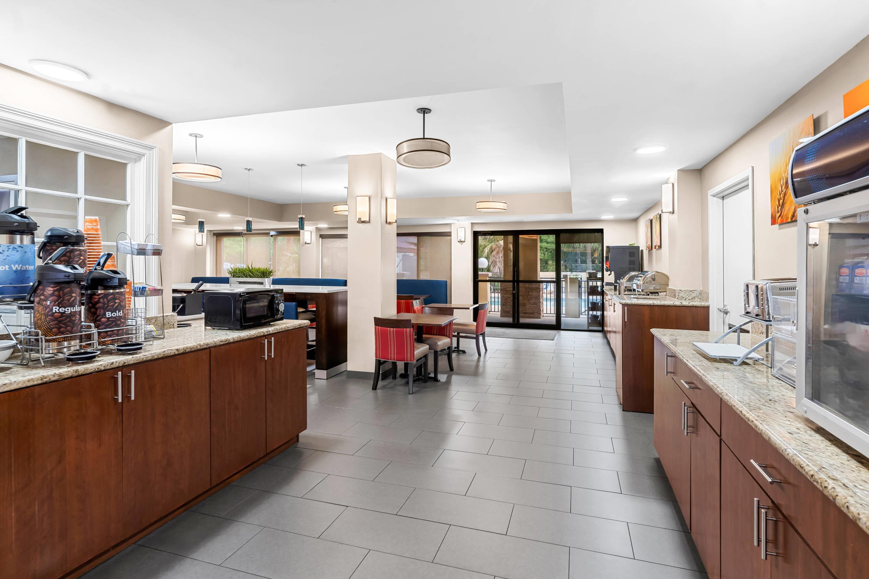 Breakfast area | Comfort Suites Mobile East Bay