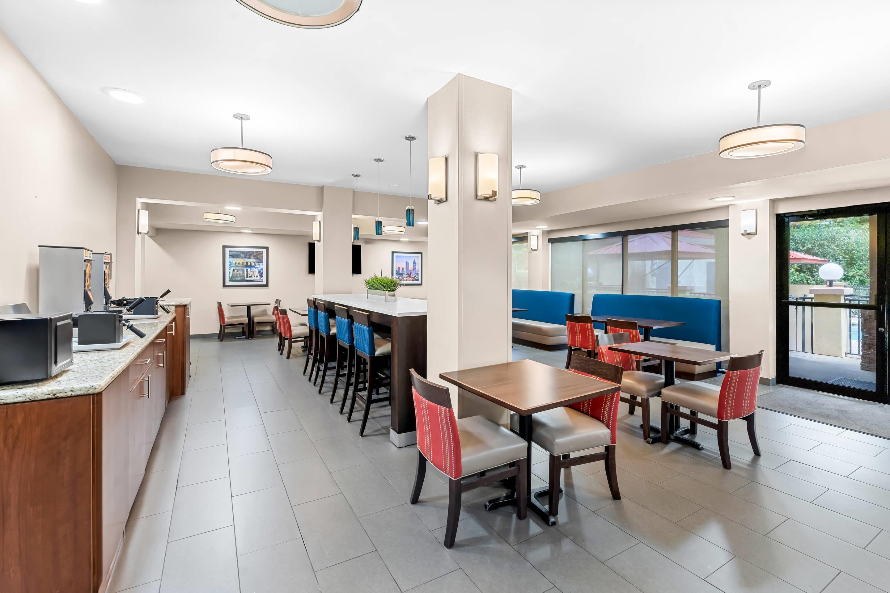 Breakfast area | Comfort Suites Mobile East Bay