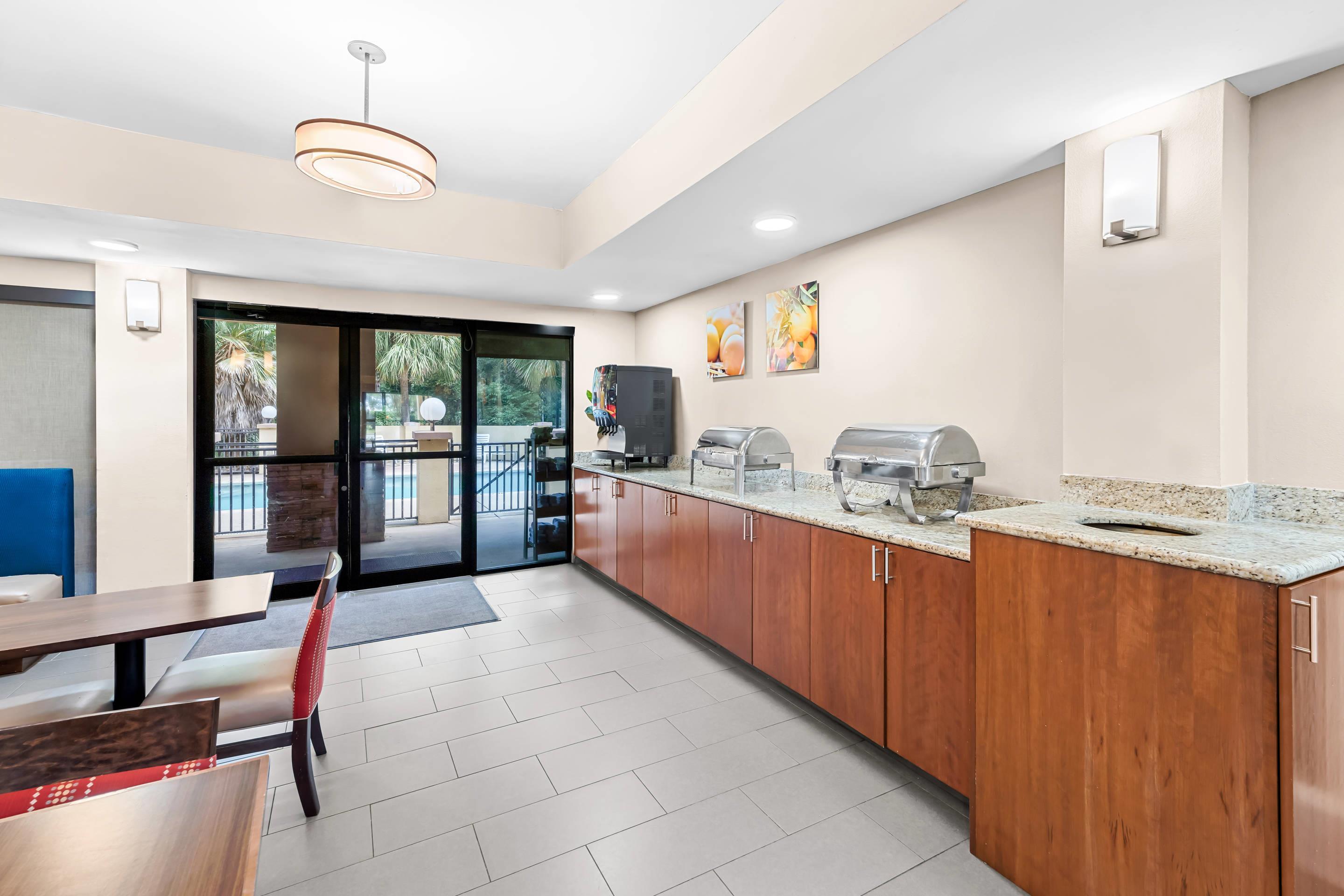 Breakfast area | Comfort Suites Mobile East Bay