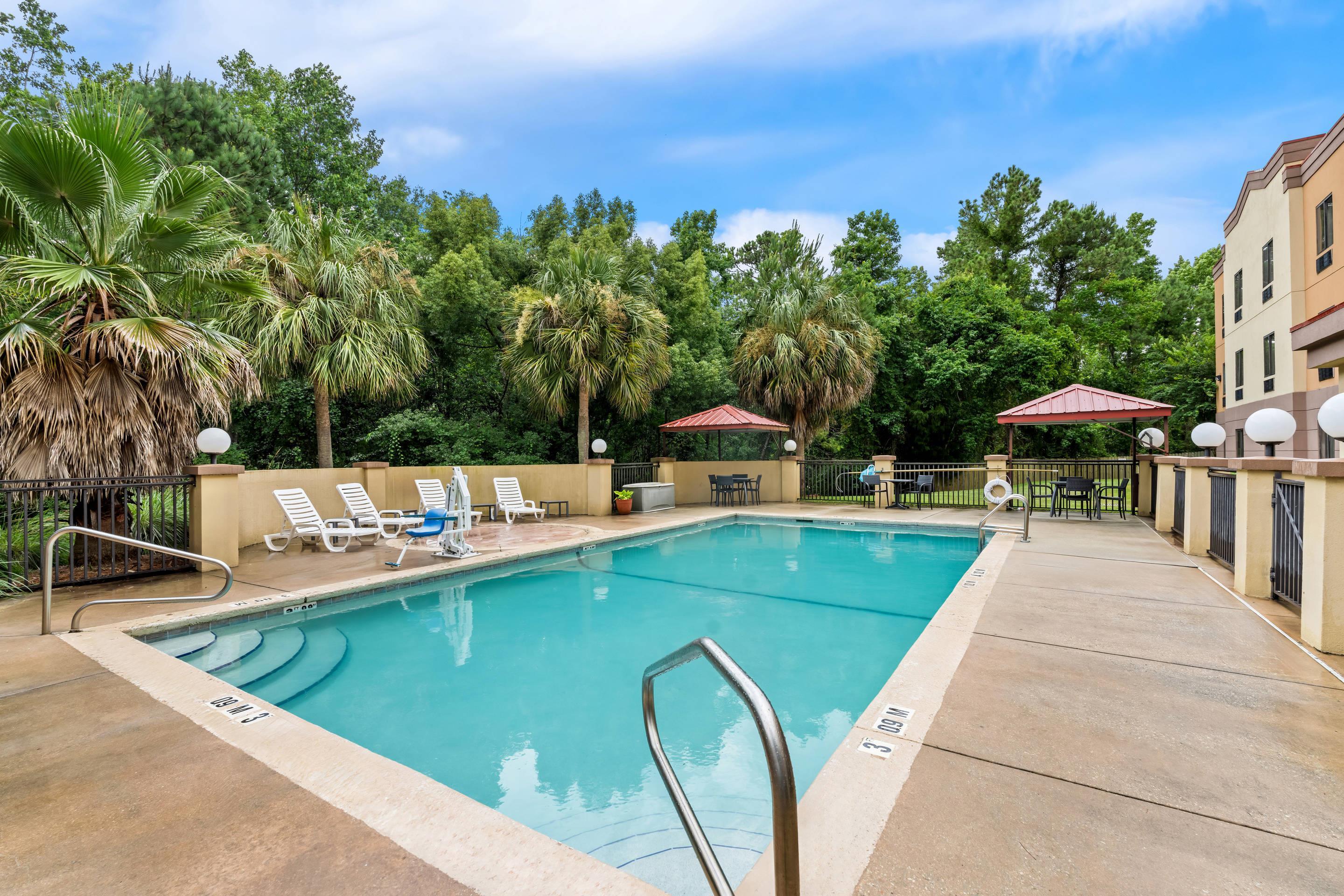Outdoor pool | Comfort Suites Mobile East Bay
